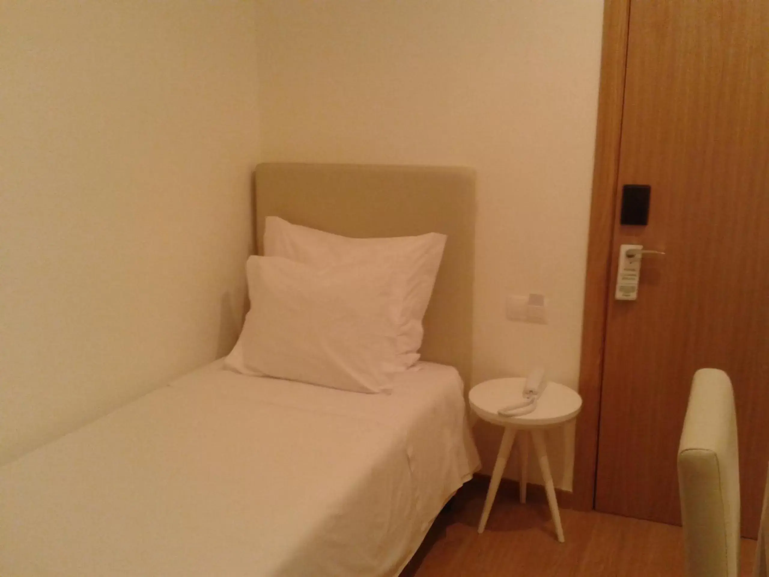Budget Single Room in Lisbon Style