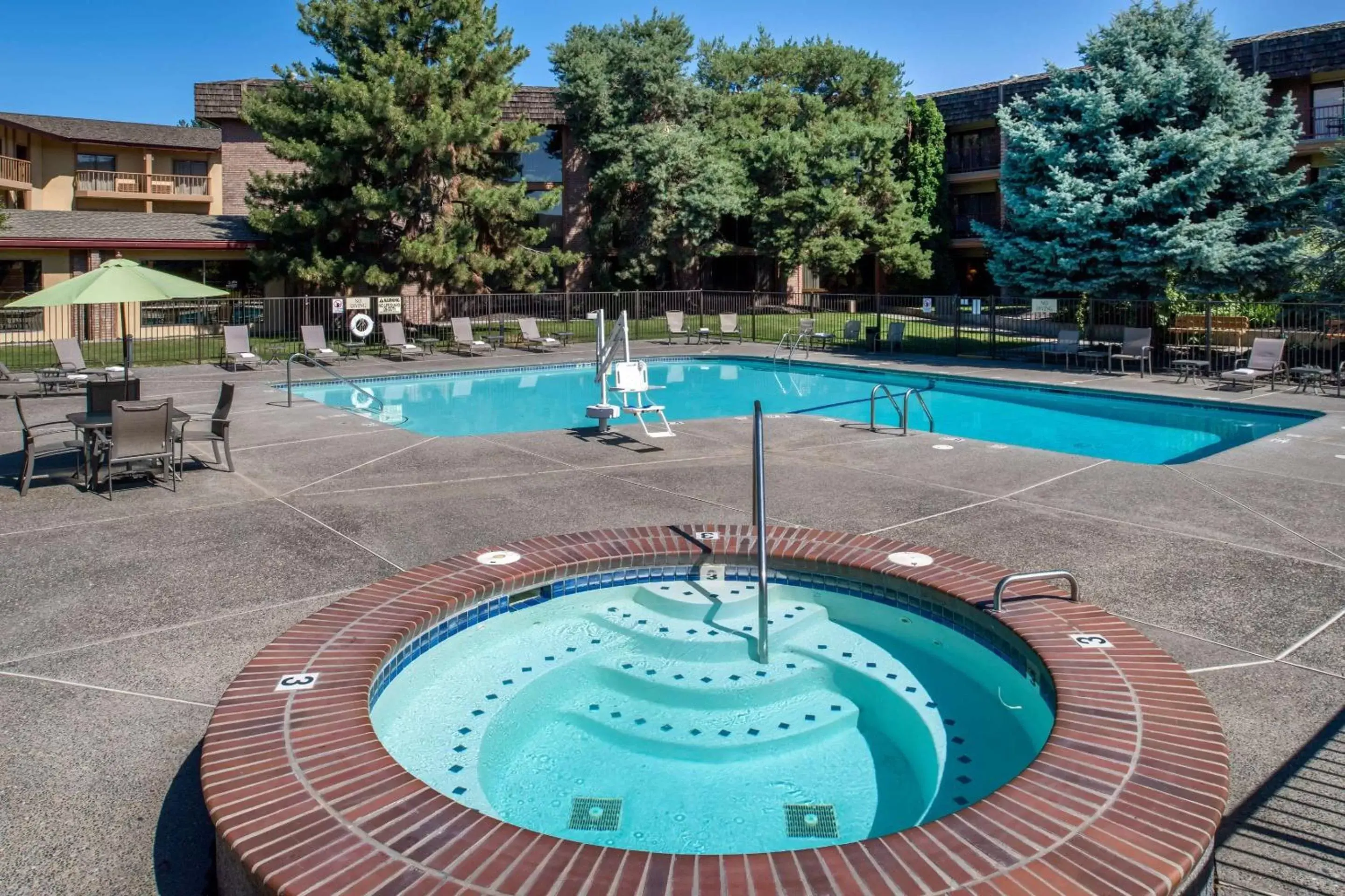 Hot Tub, Swimming Pool in Red Lion Hotel Pasco Airport & Conference Center