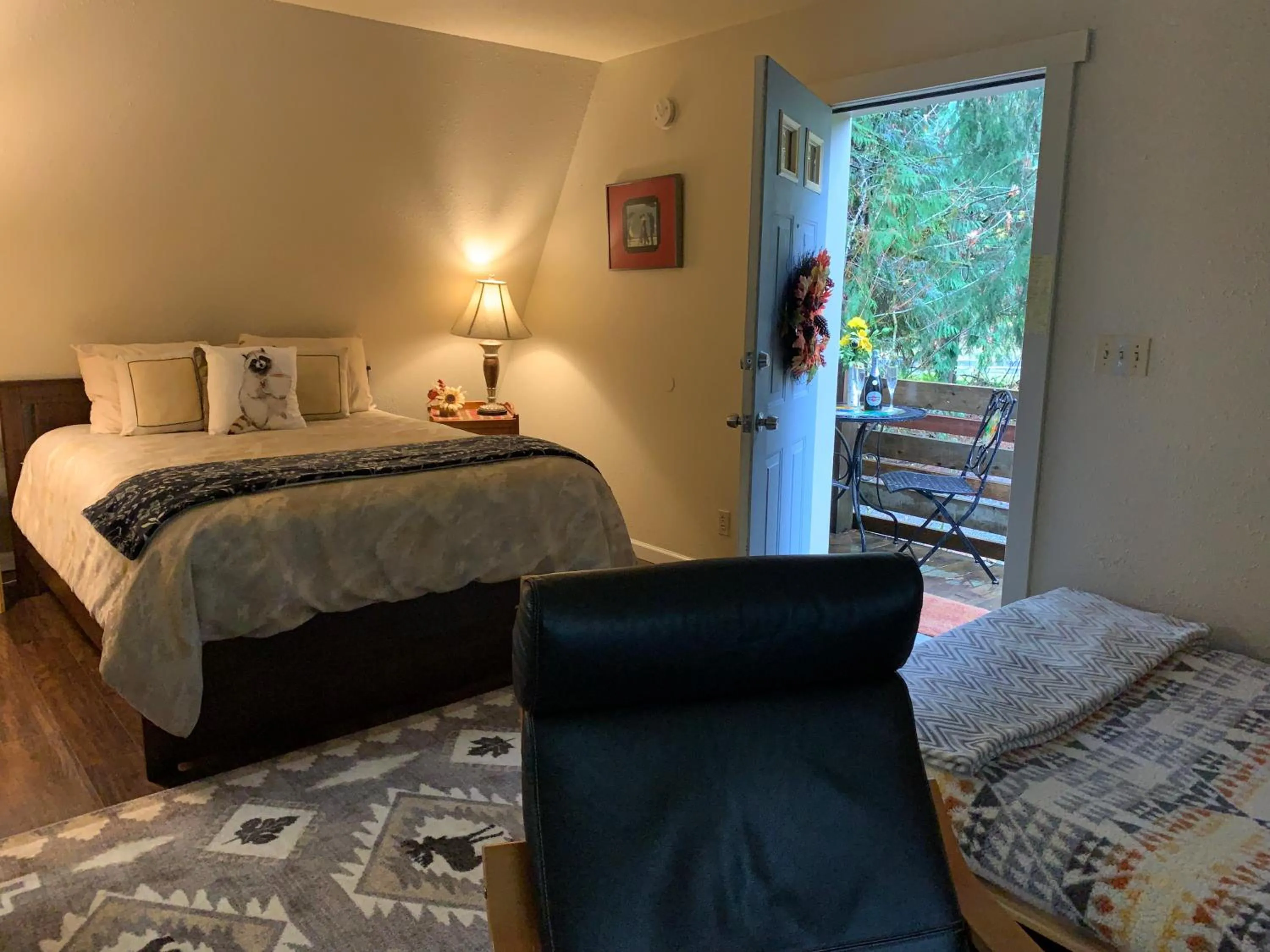 Bed in Mountain Meadows Inn & Chalet Suites