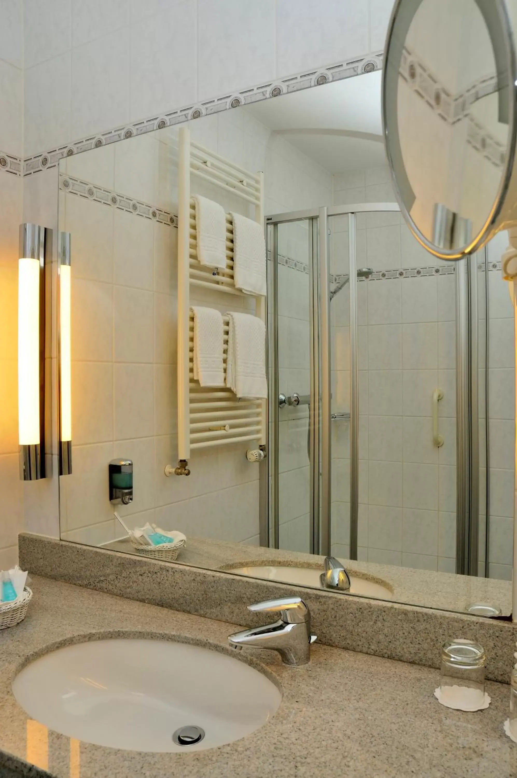 Shower, Bathroom in Hotel Essener Hof; Sure Hotel Collection by Best Western