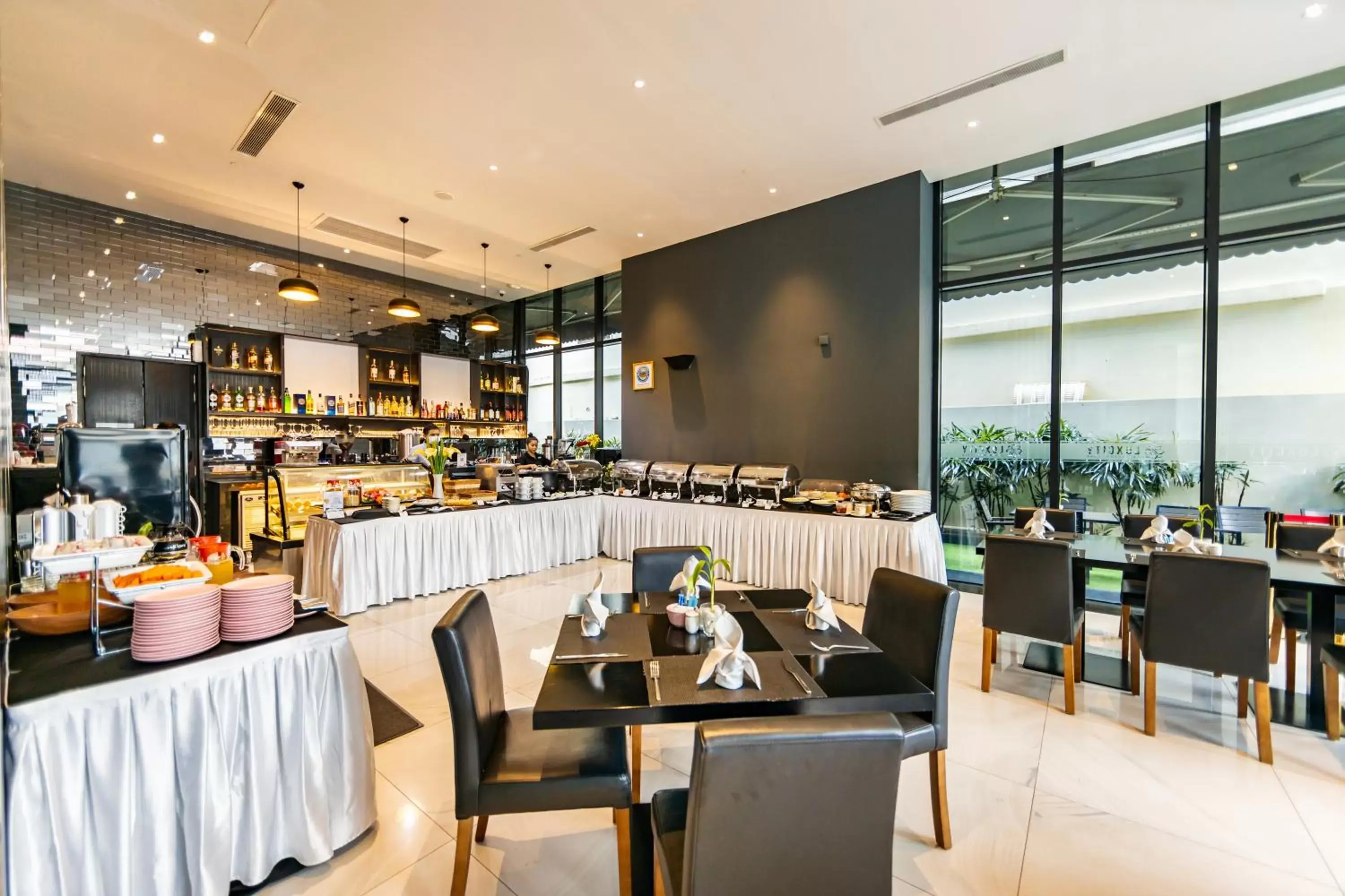 Restaurant/Places to Eat in Luxcity Hotel & Apartment