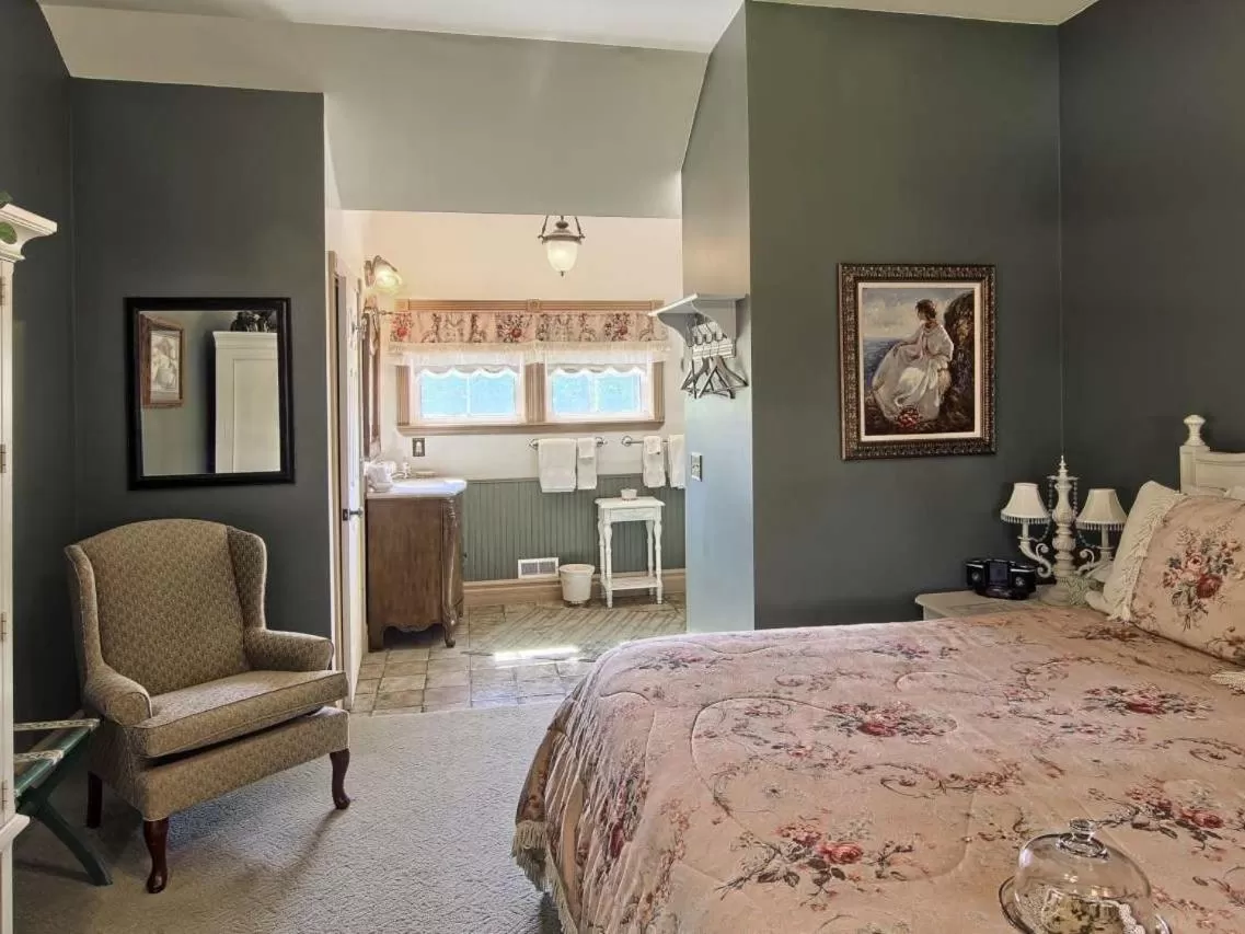 Standard King Room in Grand Victorian B&B Inn