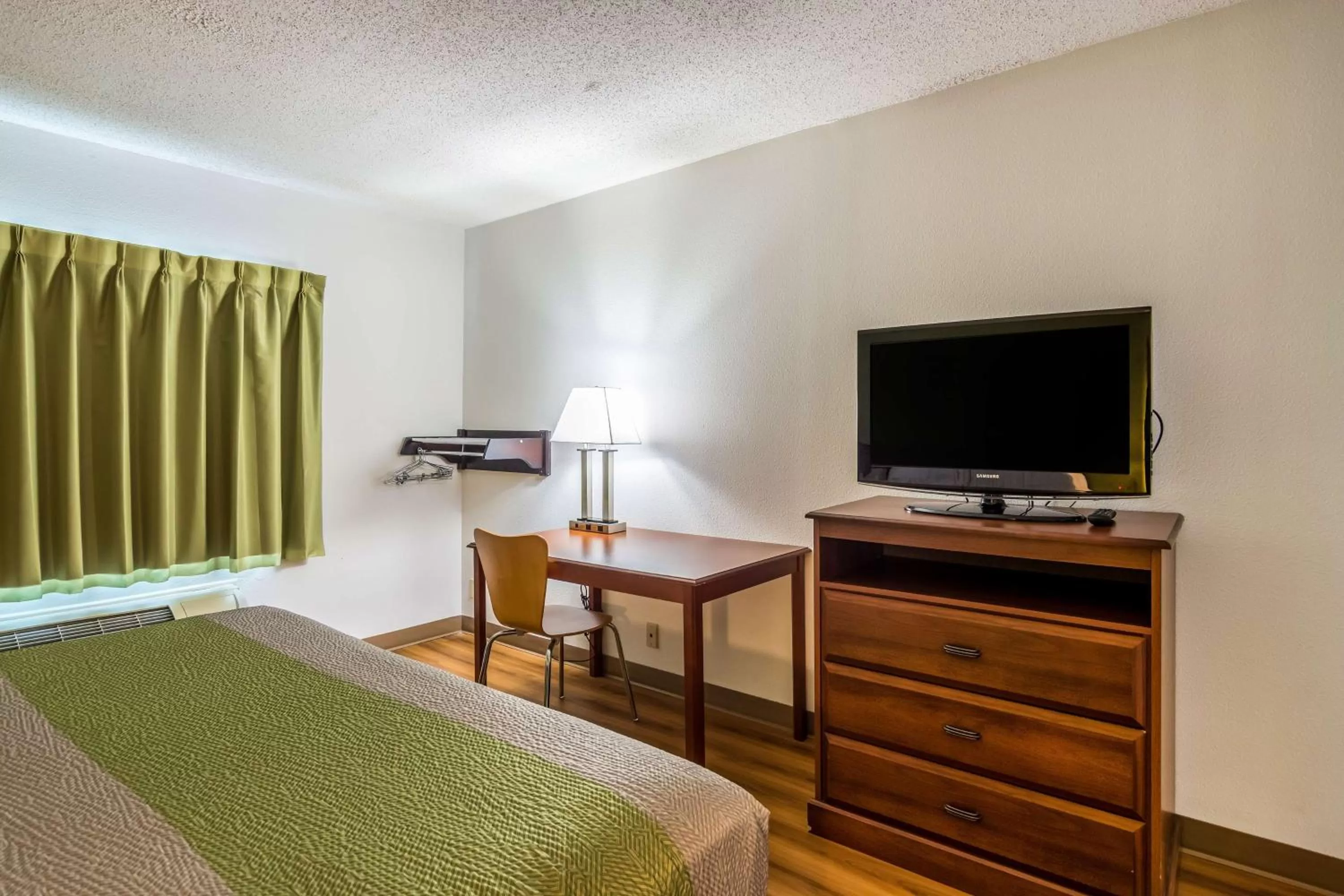 TV and multimedia, Bed in Motel 6-Petersburg, VA - Fort Lee