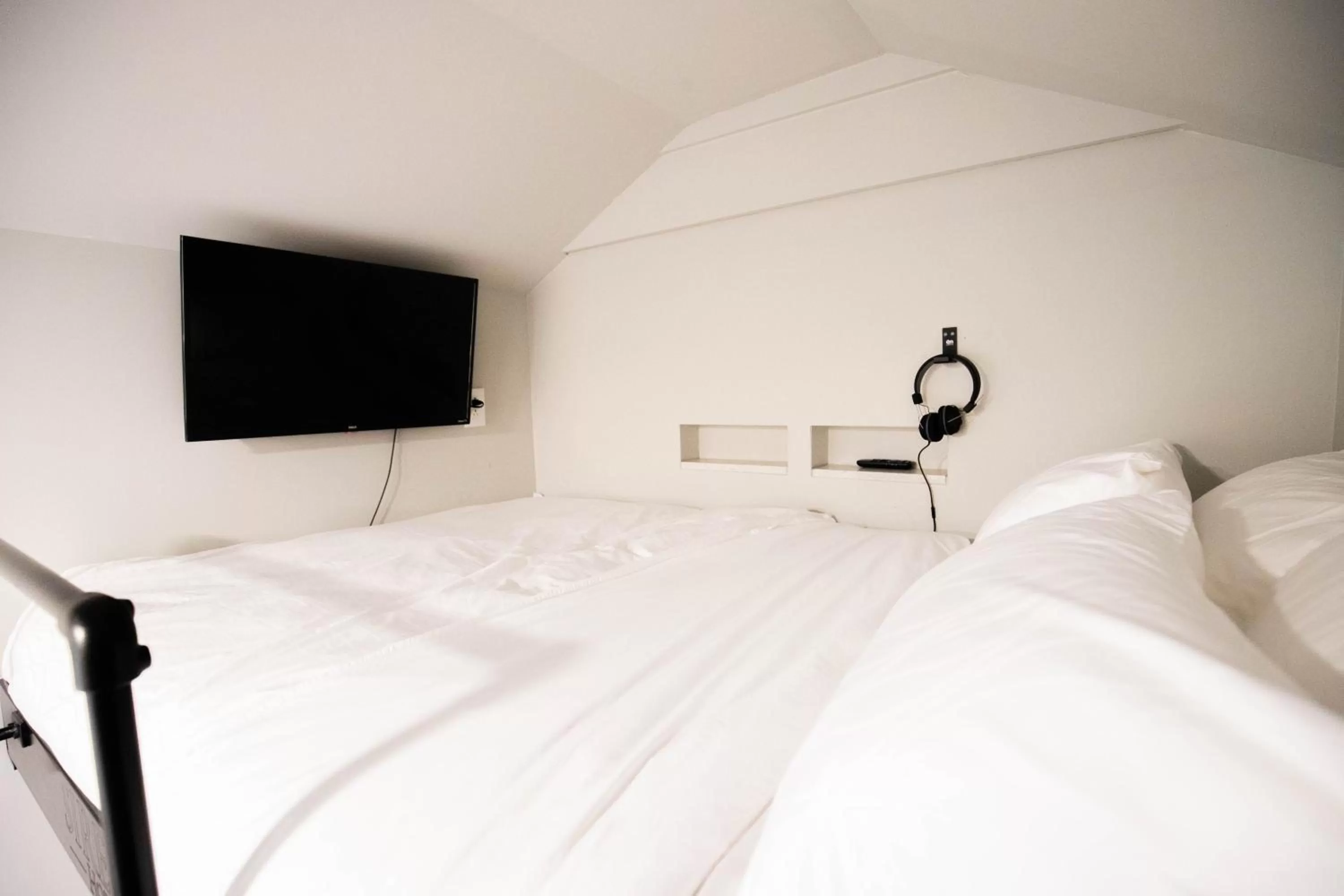 Bed in River Sirens Hotel-Contactless Check in Hotel