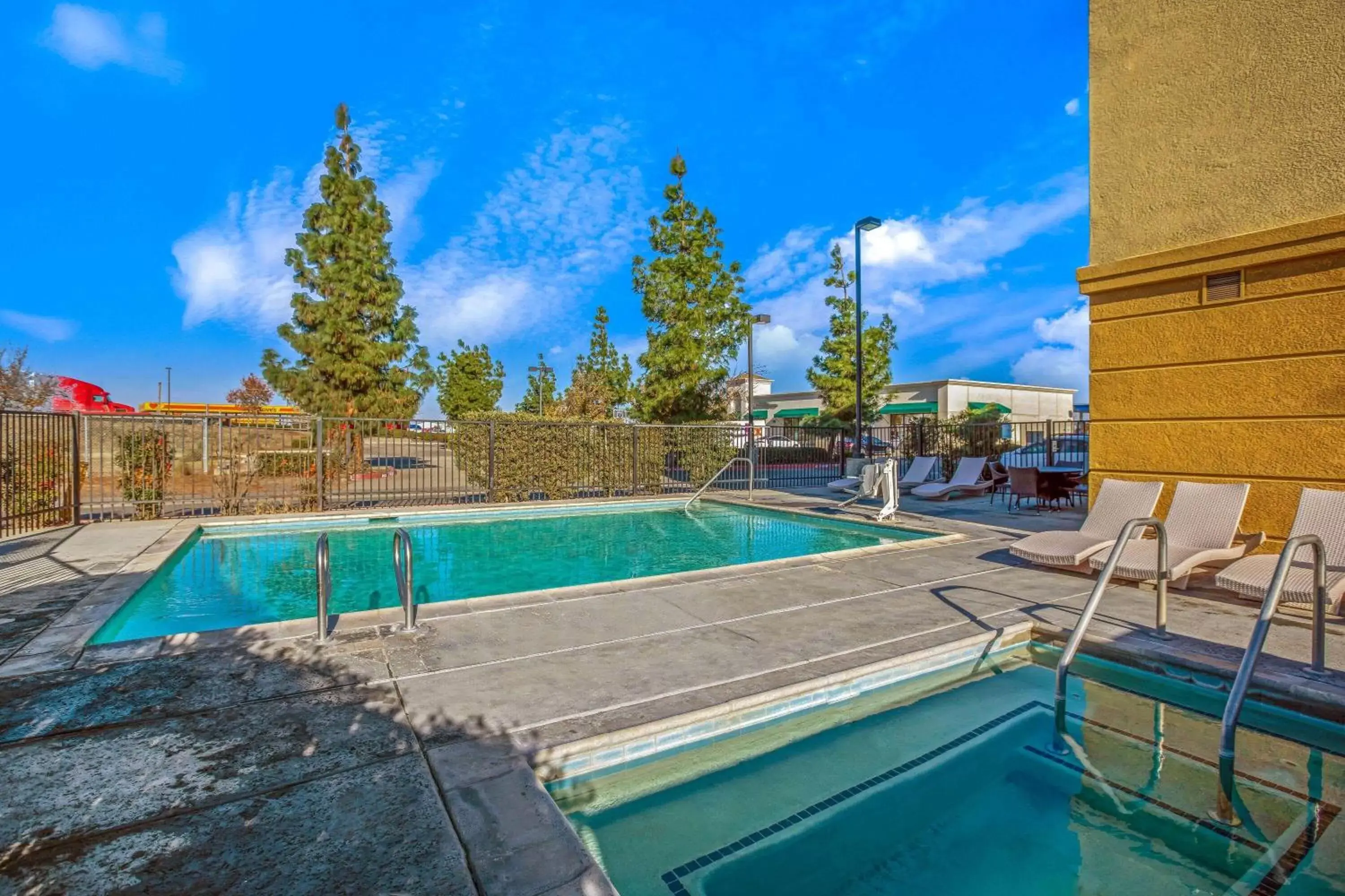 Hot Tub, Swimming Pool in La Quinta by Wyndham Manteca - Ripon