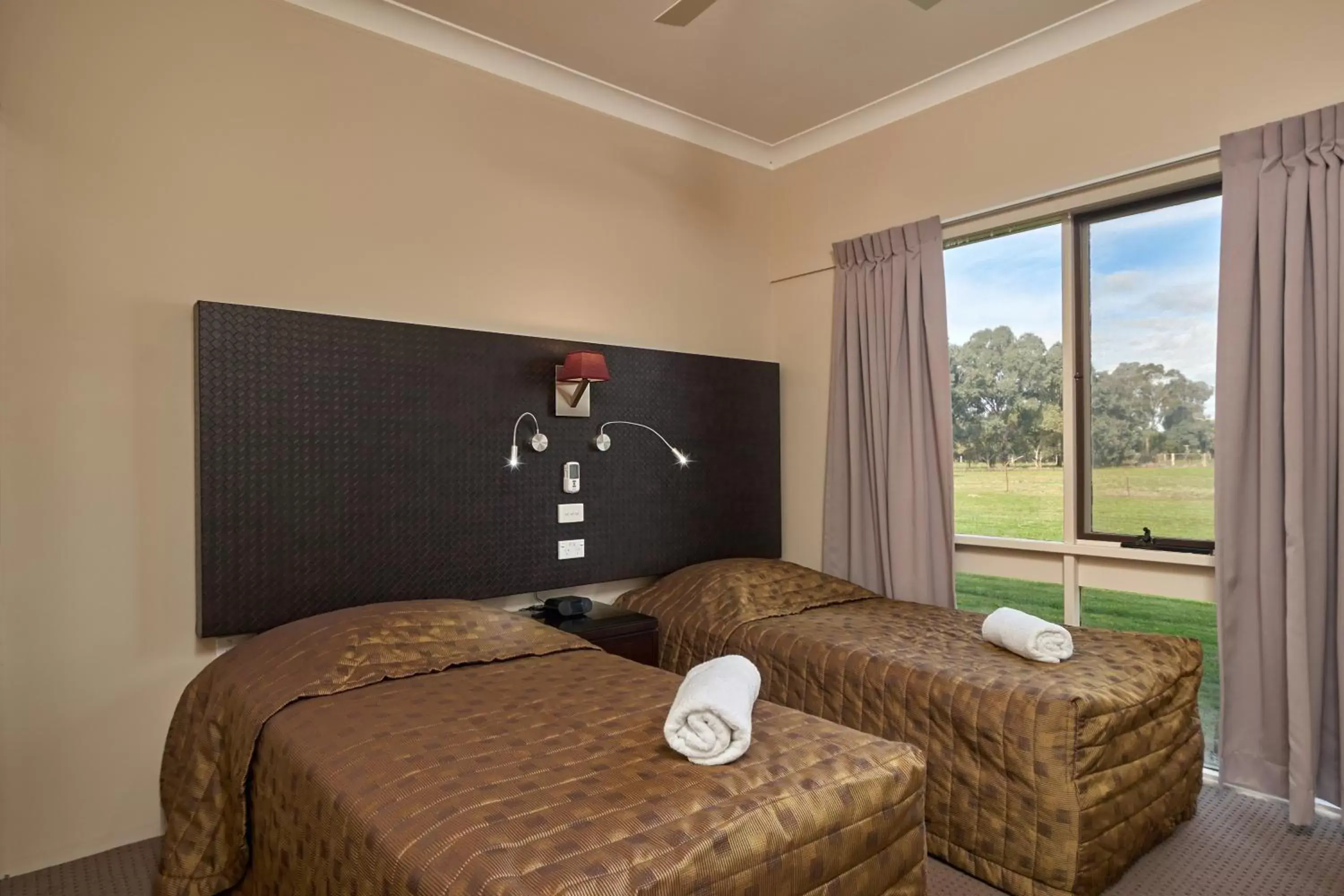 Bed, Room Photo in Australian Homestead Motor Lodge