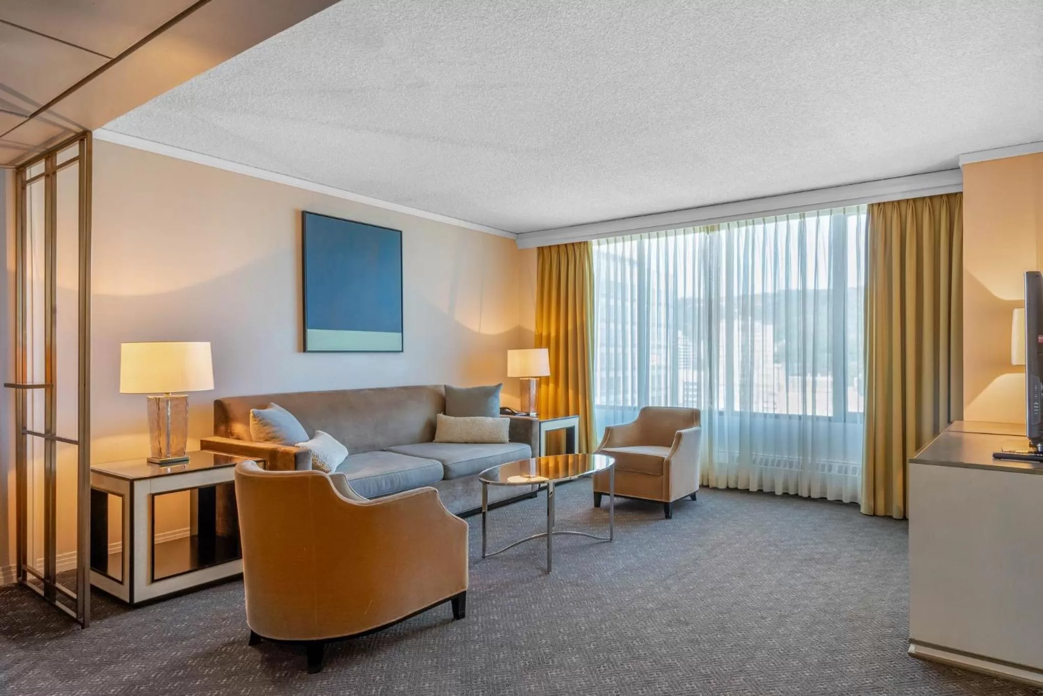 Bedroom in Omni Mont-Royal Hotel