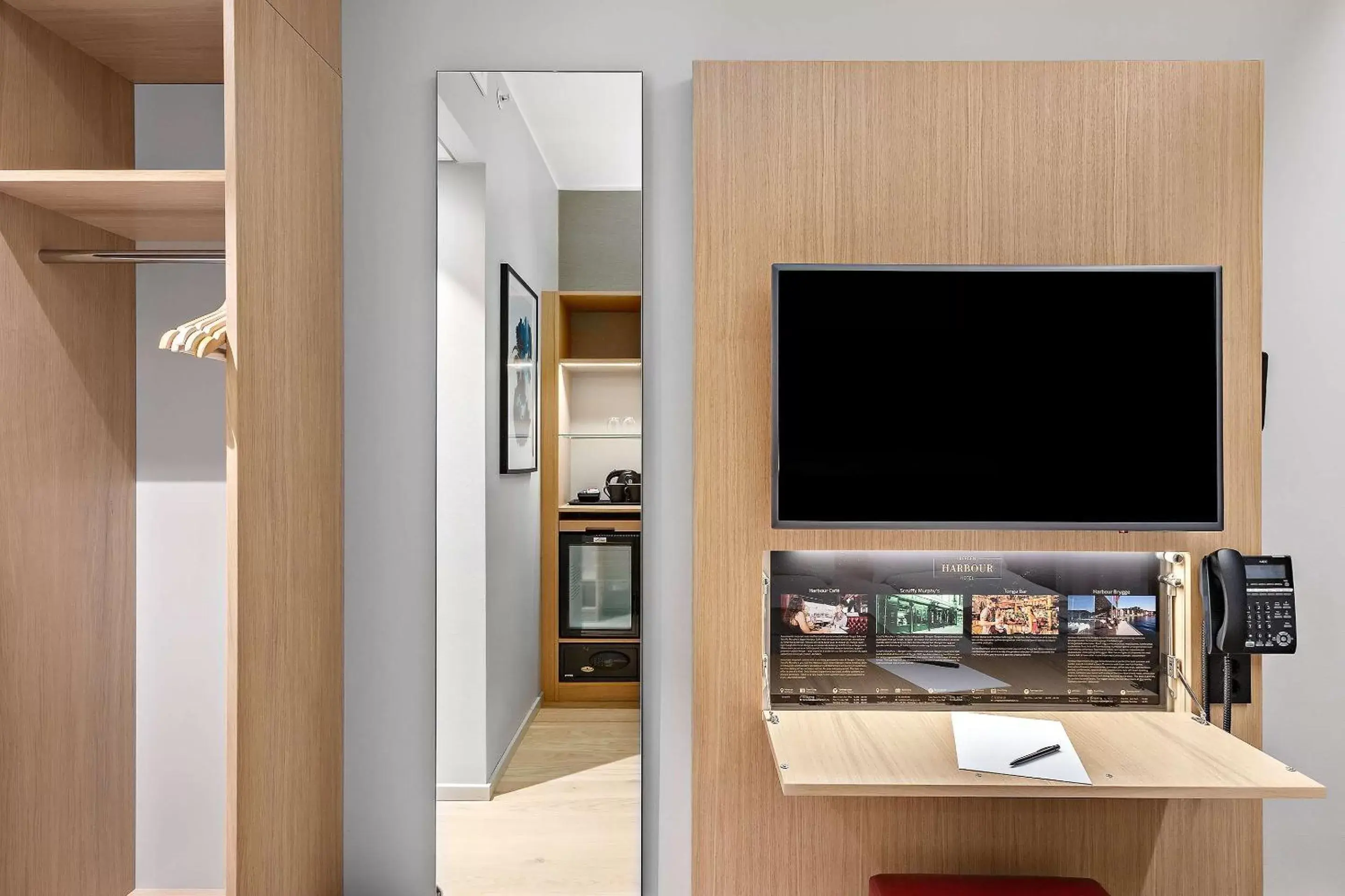 Bedroom, TV/Entertainment Center in Bergen Harbour Hotel, WorldHotels Crafted