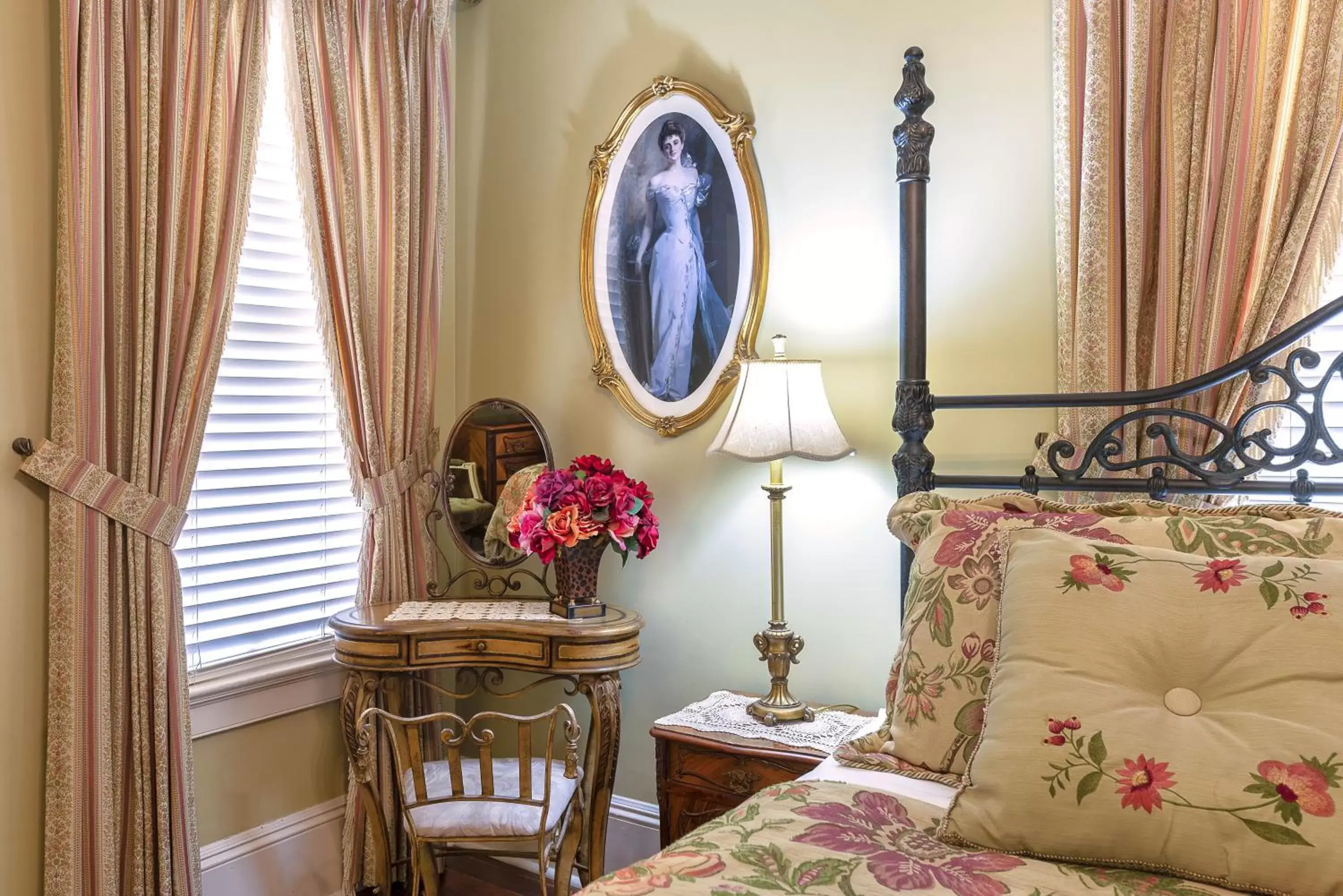 View (from property/room), Bed in Cedar House Inn