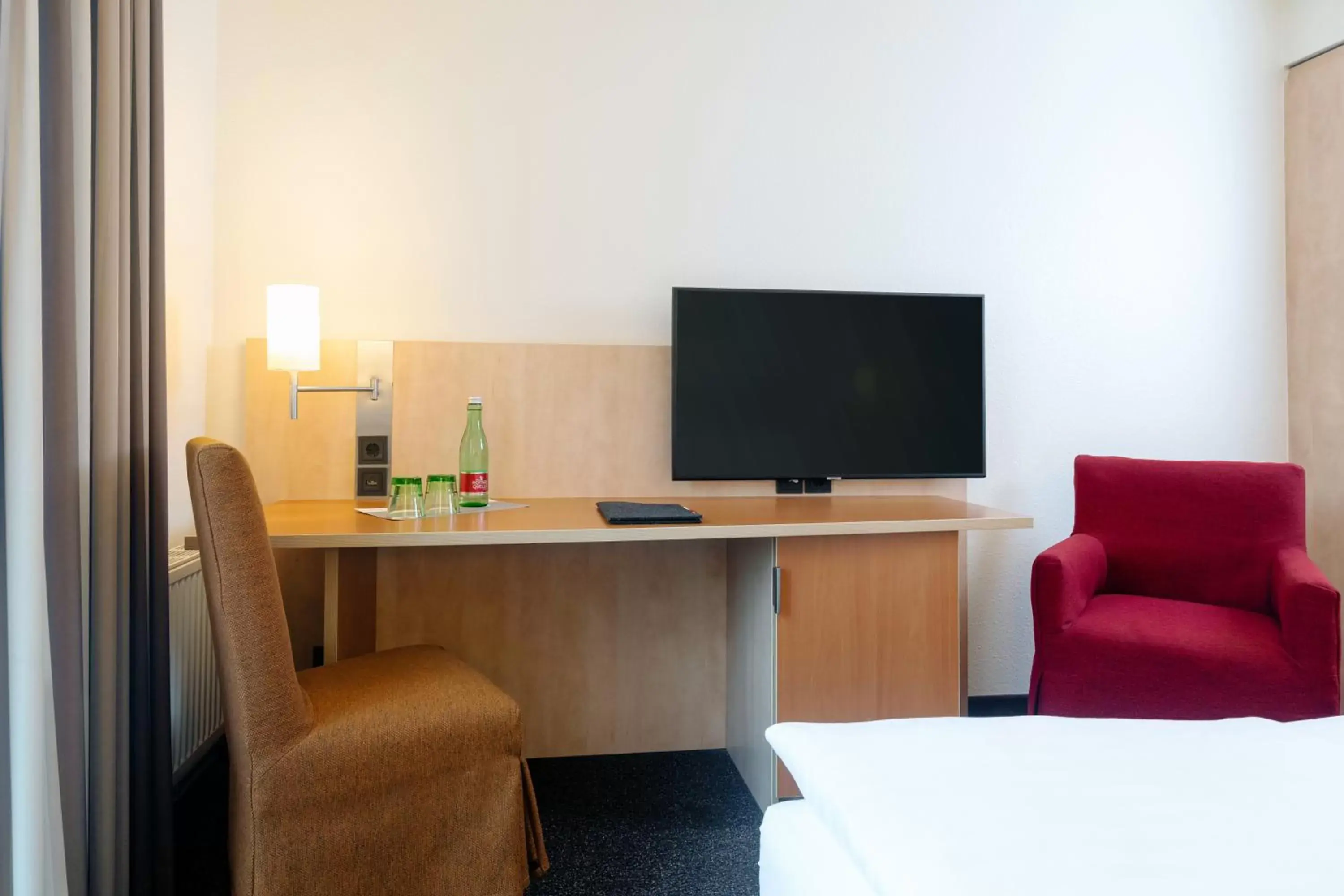 Bedroom, TV/Entertainment Center in IntercityHotel Wien