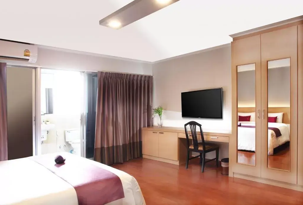 Bed, TV/Entertainment Center in The Step Sathon