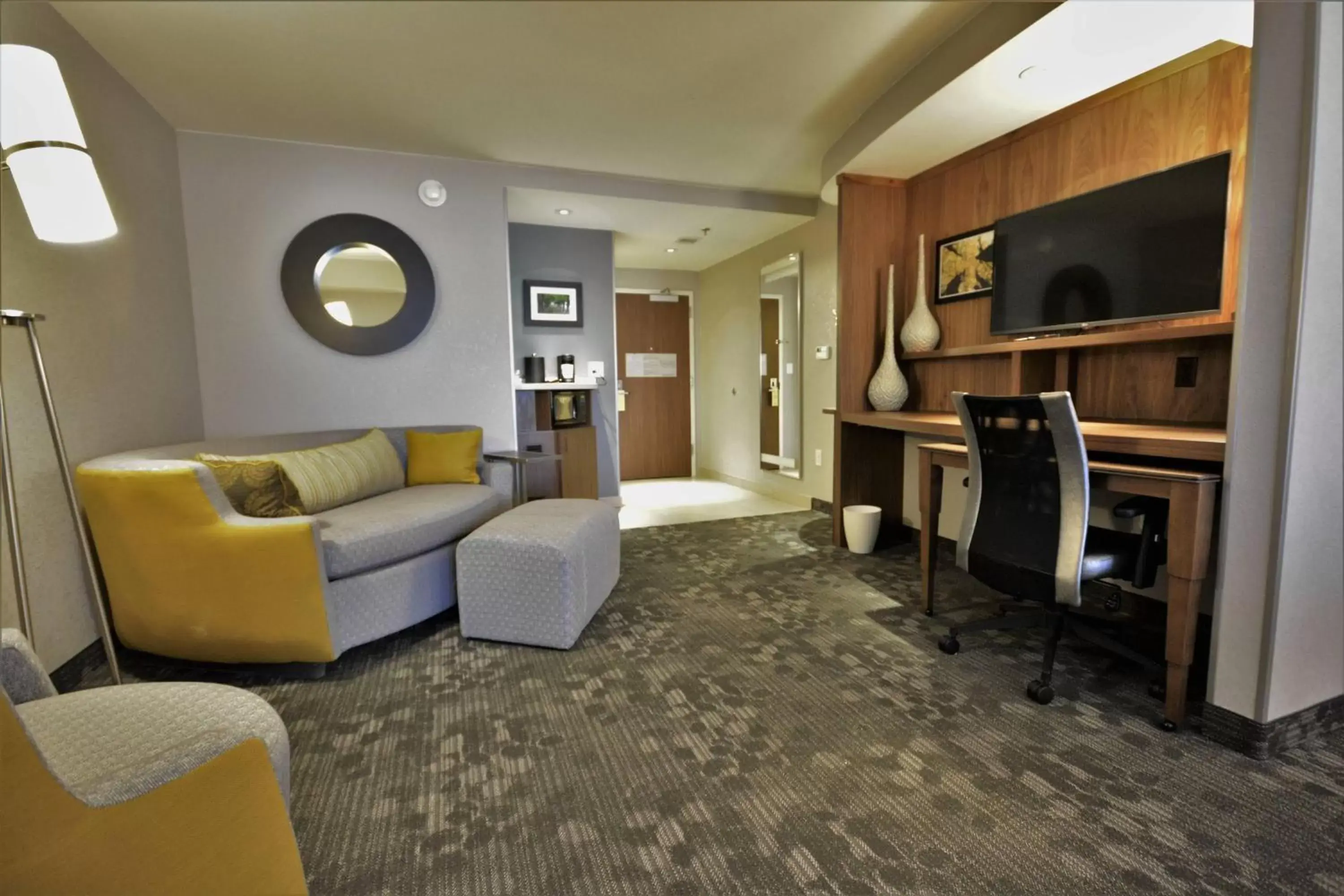 Photo of the whole room, Seating Area in Courtyard by Marriott Asheville Airport