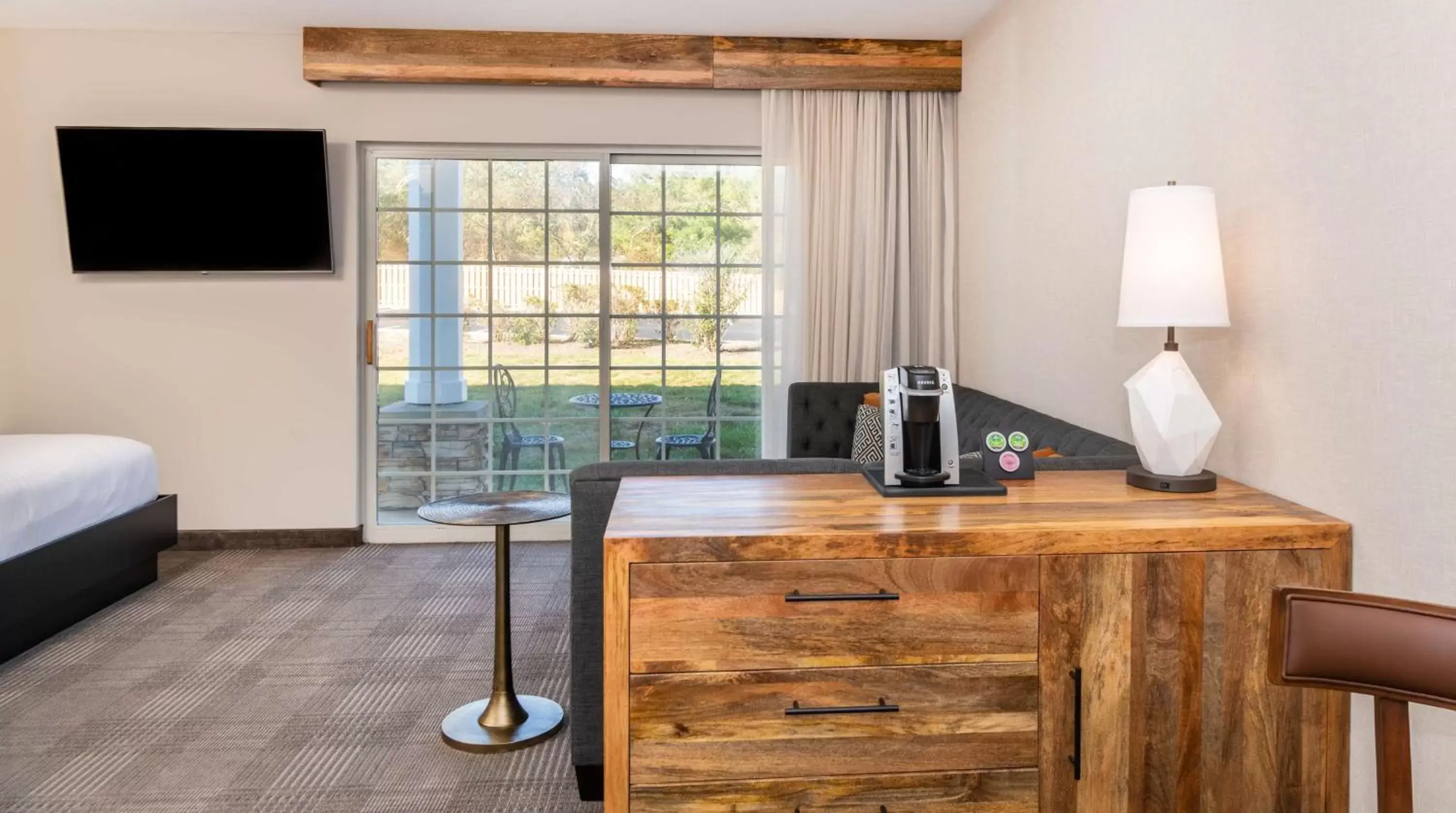 Photo of the whole room, TV/Entertainment Center in Cherry Valley Hotel, BW Premier Collection