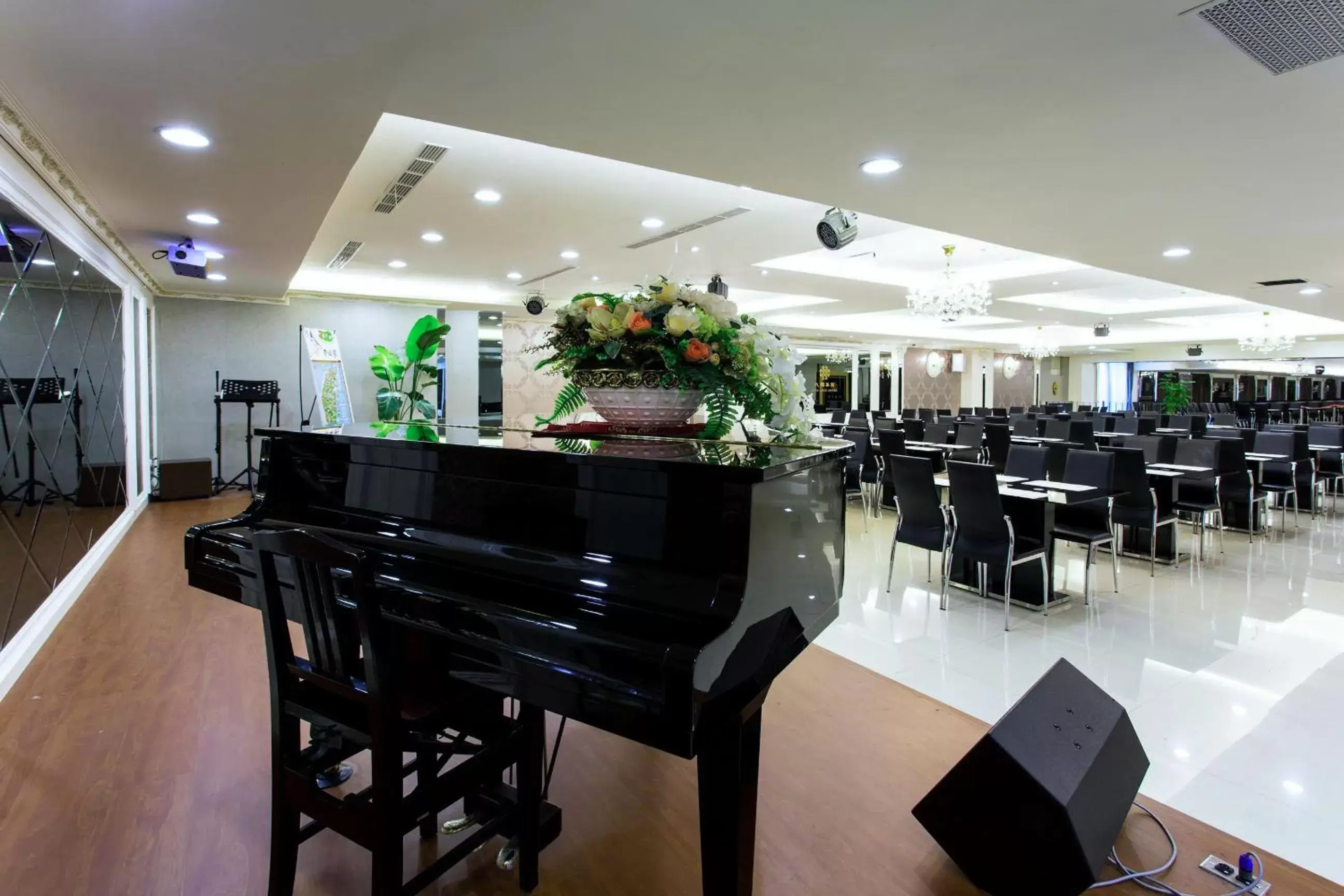 Restaurant/places to eat in Ever Luck Hotel Restaurant/places to eat in Ever Luck Hotel