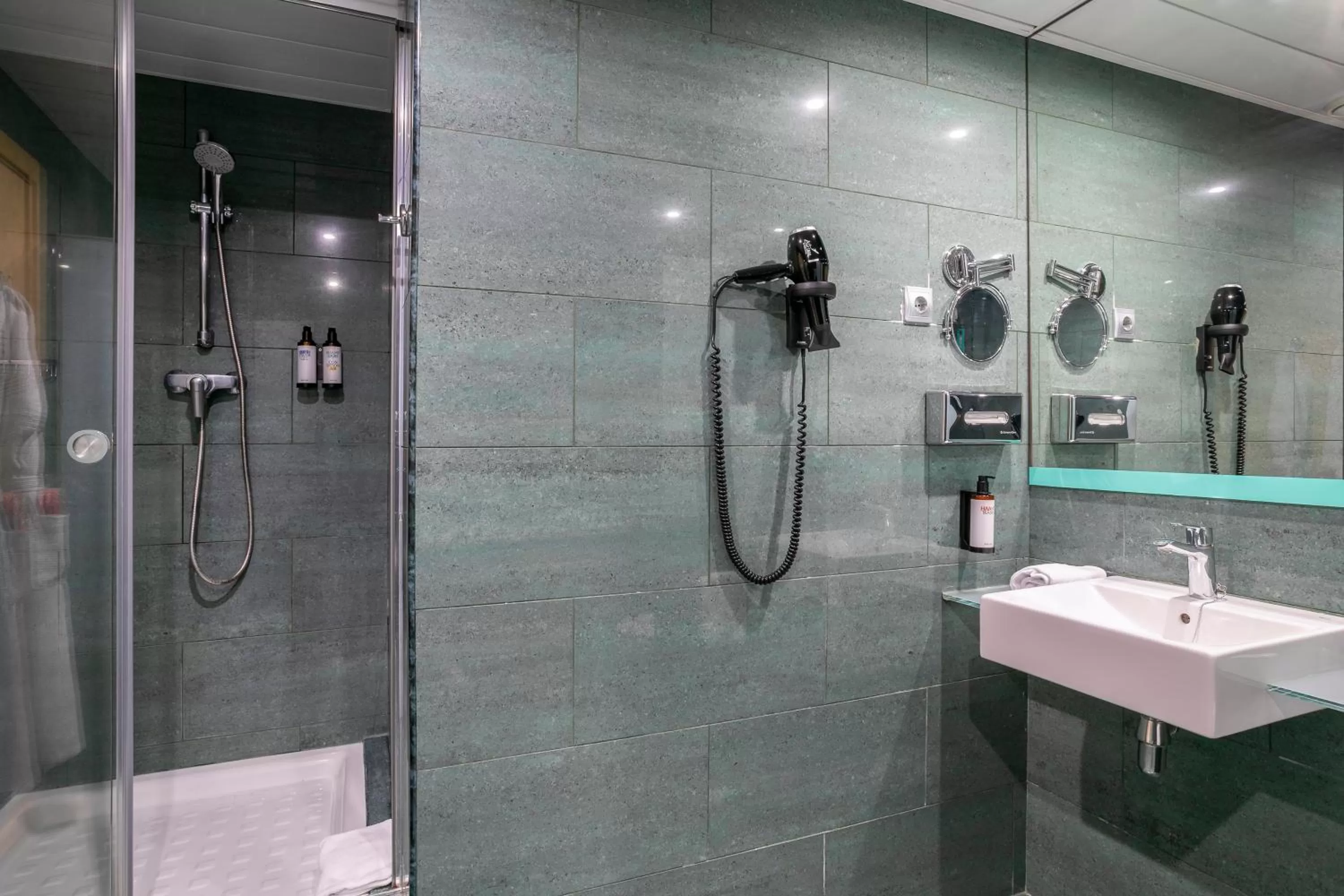 Shower in Sol Port Cambrils Hotel