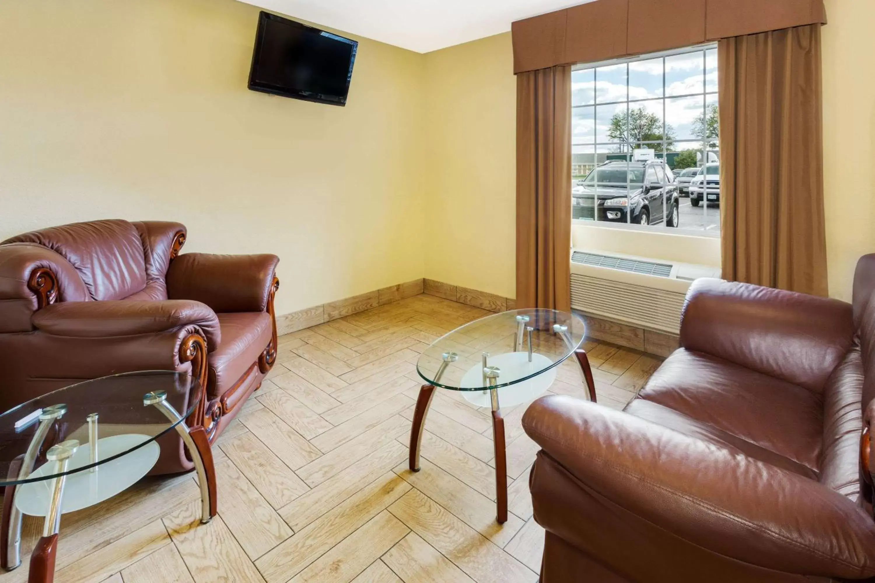 Lobby or reception, Seating Area in Baymont by Wyndham Beloit