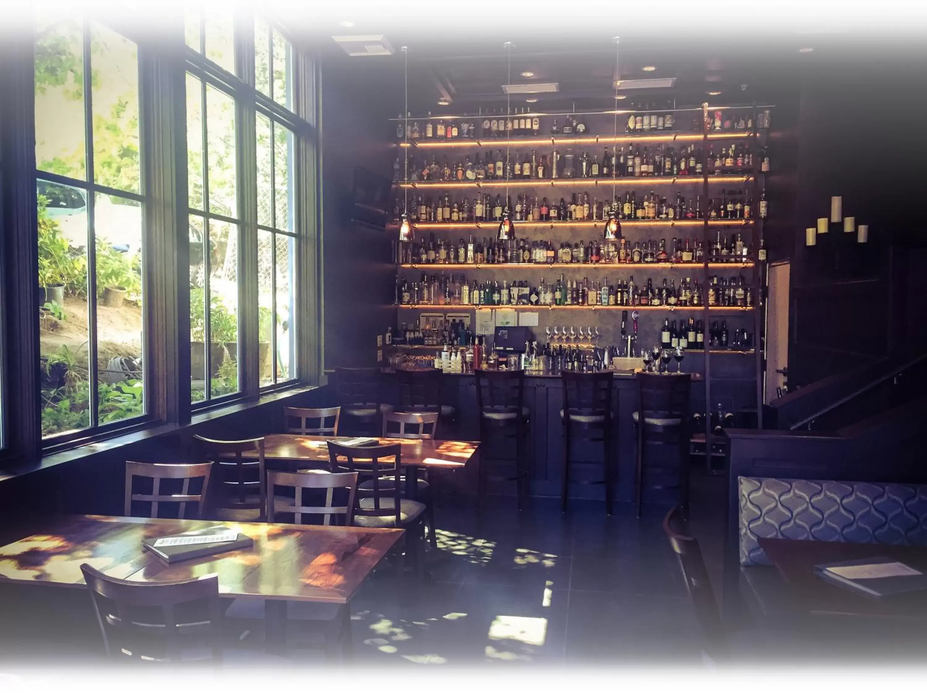 Lounge or bar in Winchester Inn Lounge or bar in Winchester Inn