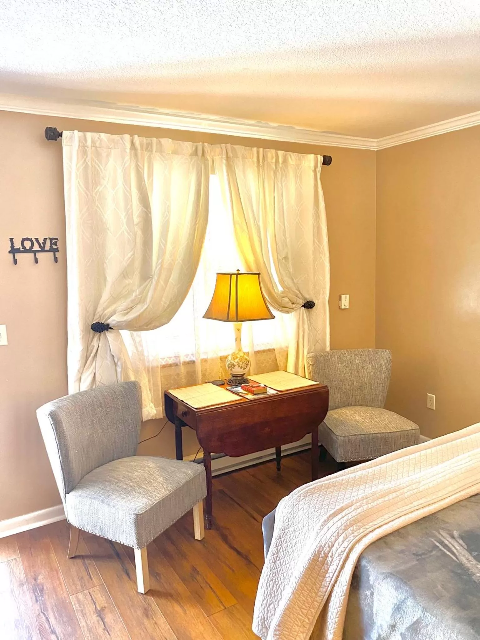 Seating area, Bed in Grafton Lodge