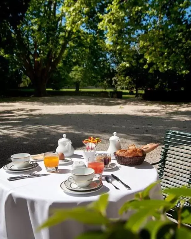 Breakfast in Hotel Château Des Alpilles