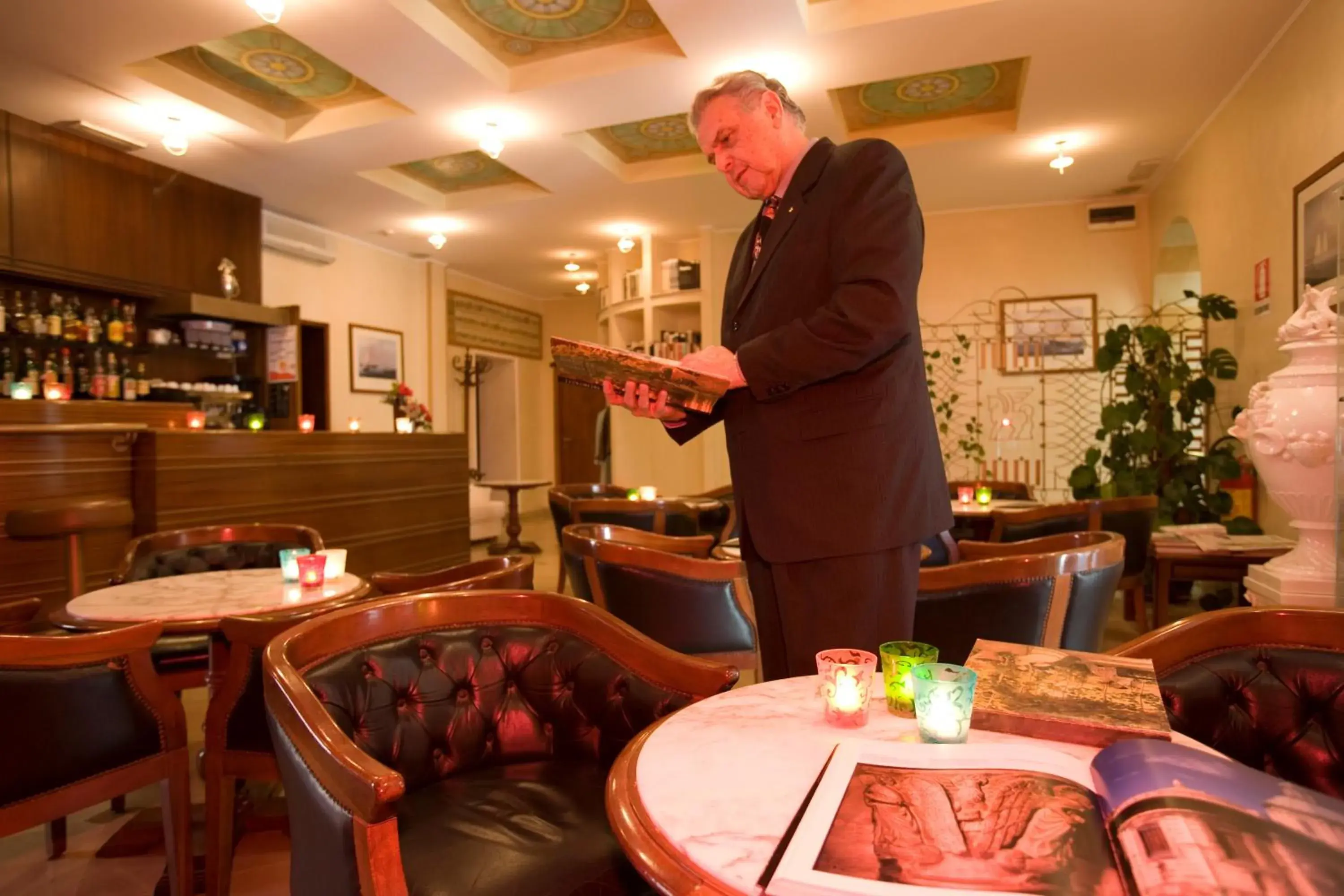 Staff, Restaurant/Places to Eat in Hotel Parigi & Spa