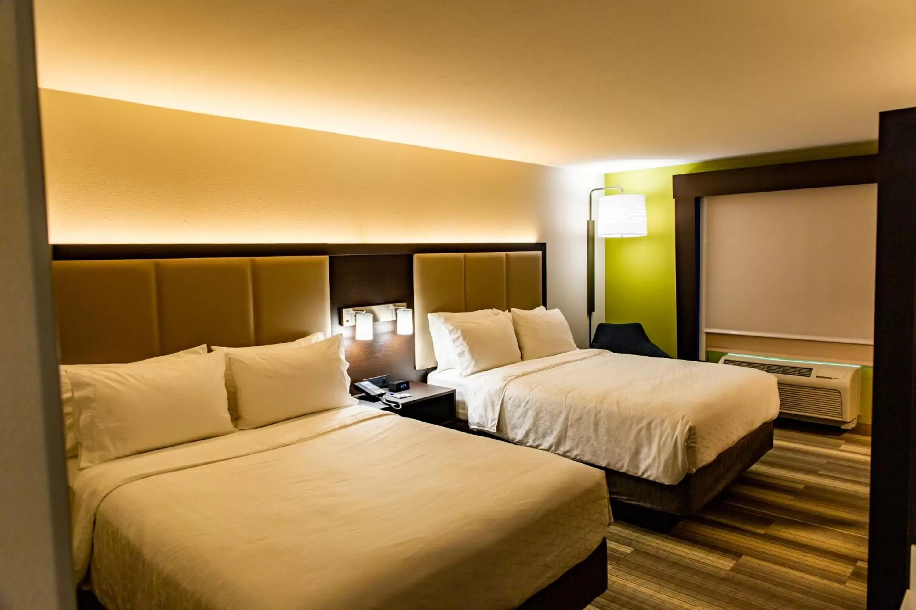 Bed in Holiday Inn Express - Columbus - Dublin, an IHG Hotel