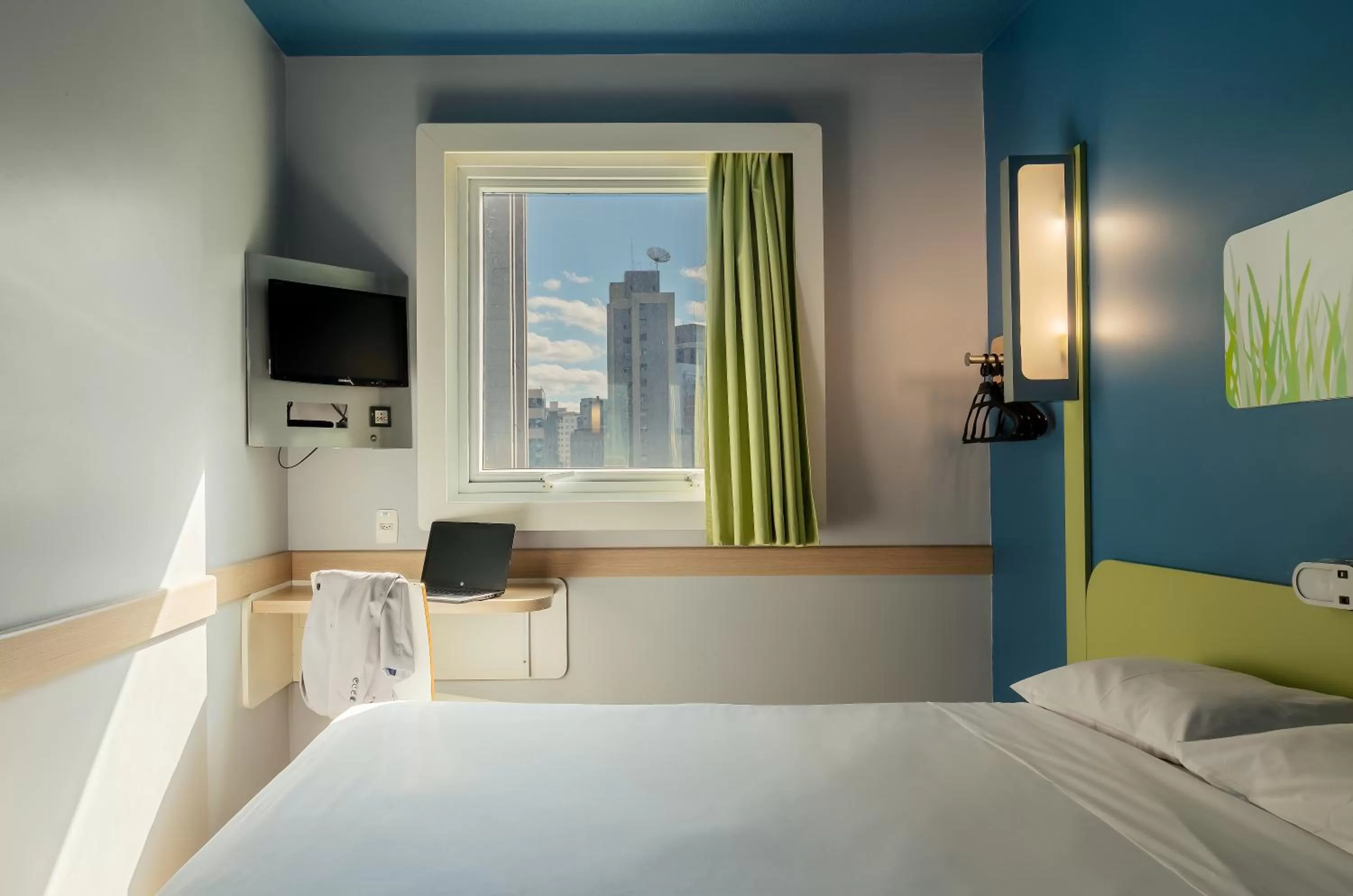 Photo of the whole room, Bed in ibis budget BH Afonso Pena Savassi