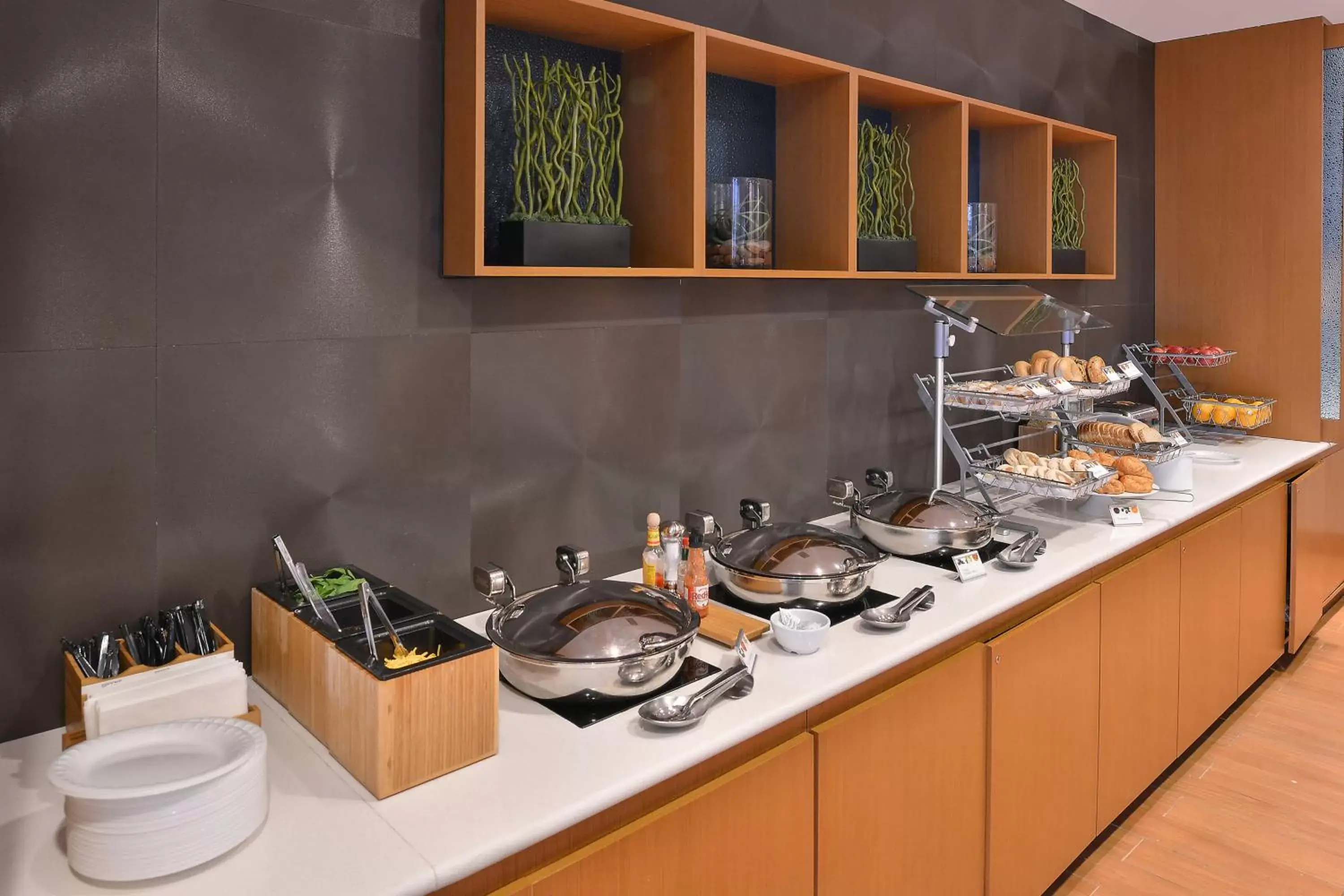 Breakfast, Kitchen/Kitchenette in SpringHill Suites by Marriott Voorhees Mt. Laurel/Cherry Hill