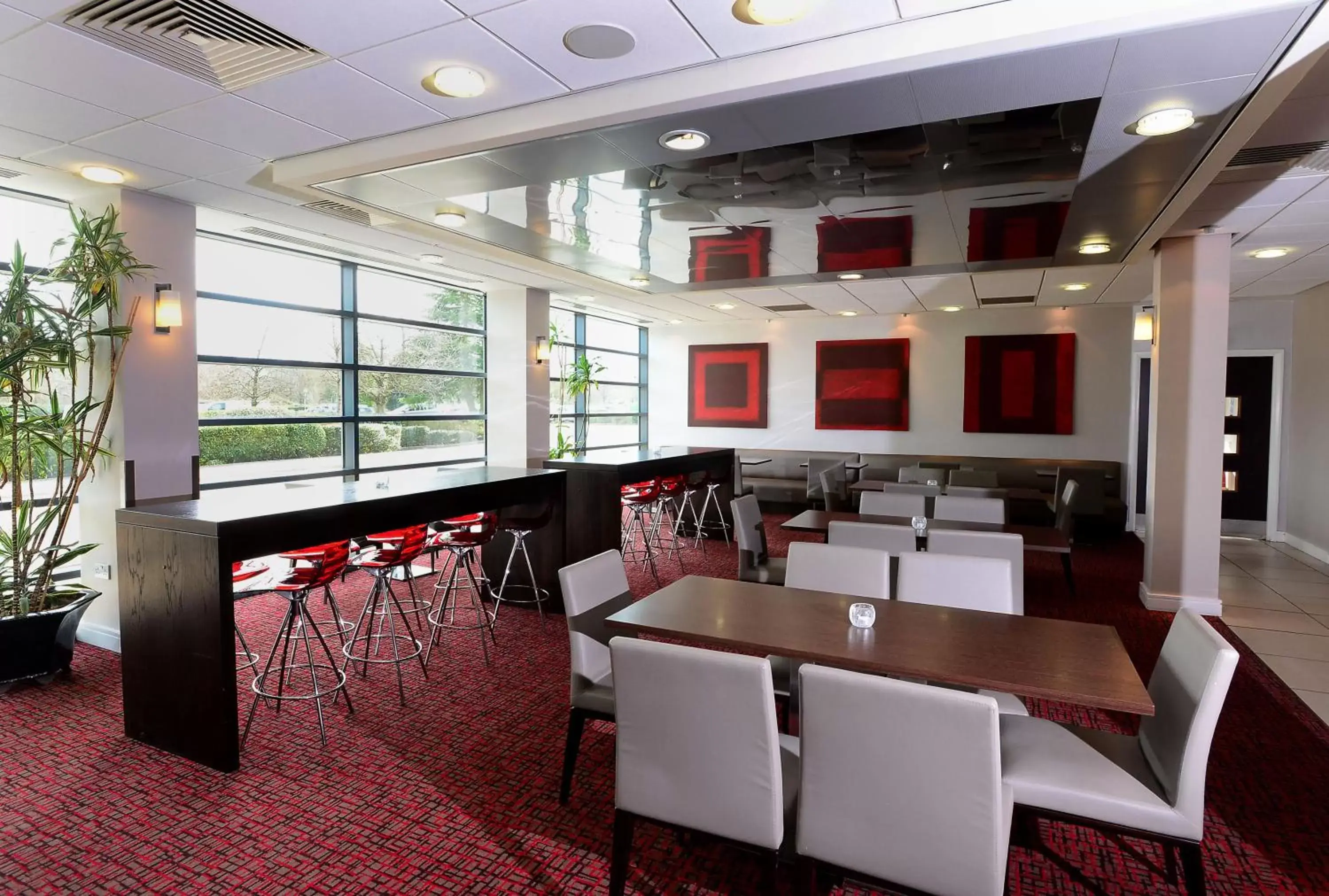 Lounge or bar, Restaurant/Places to Eat in International Hotel Telford