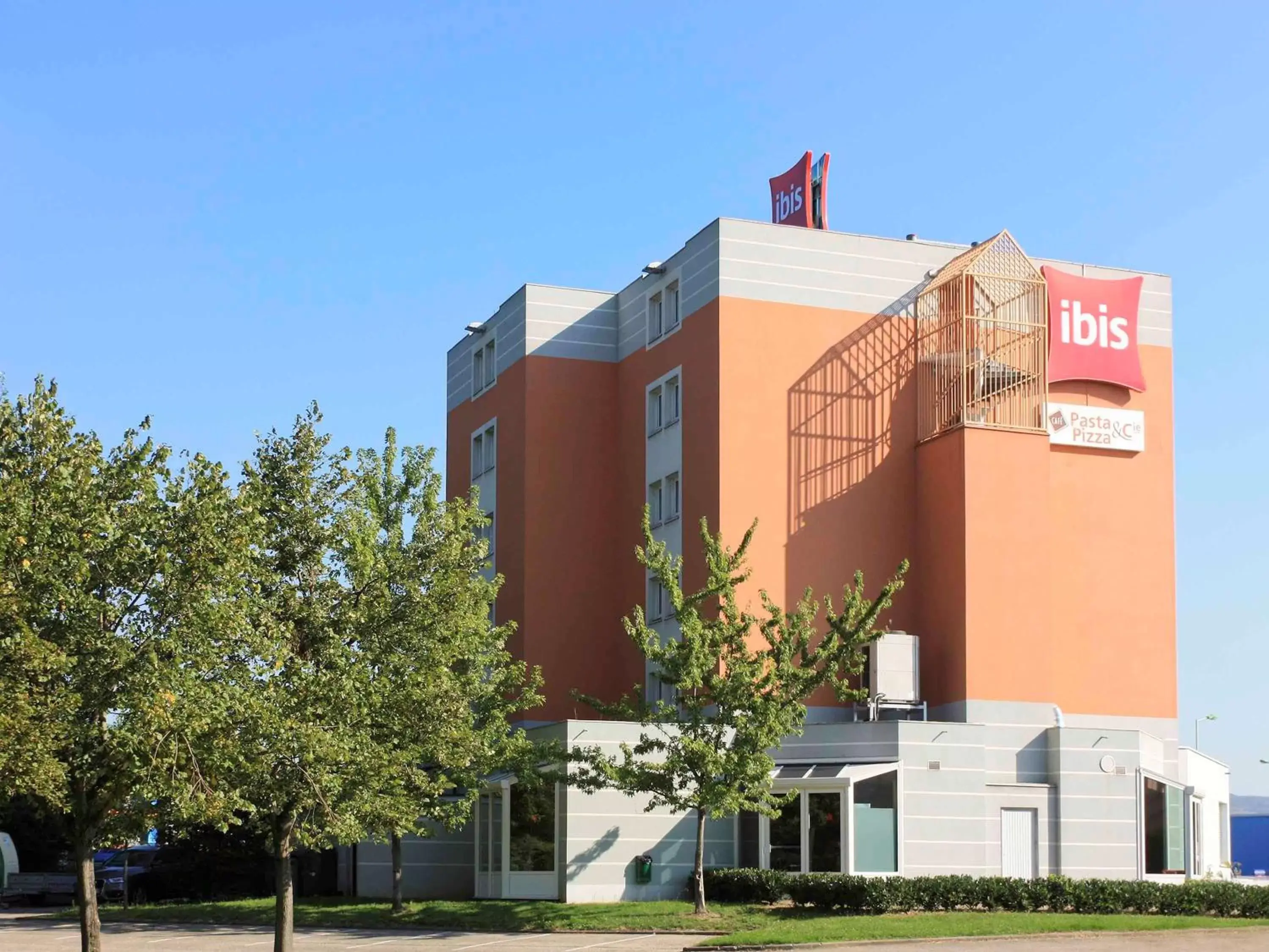 Property Building in IBIS Lyon Sud Chasse Sur Rhône