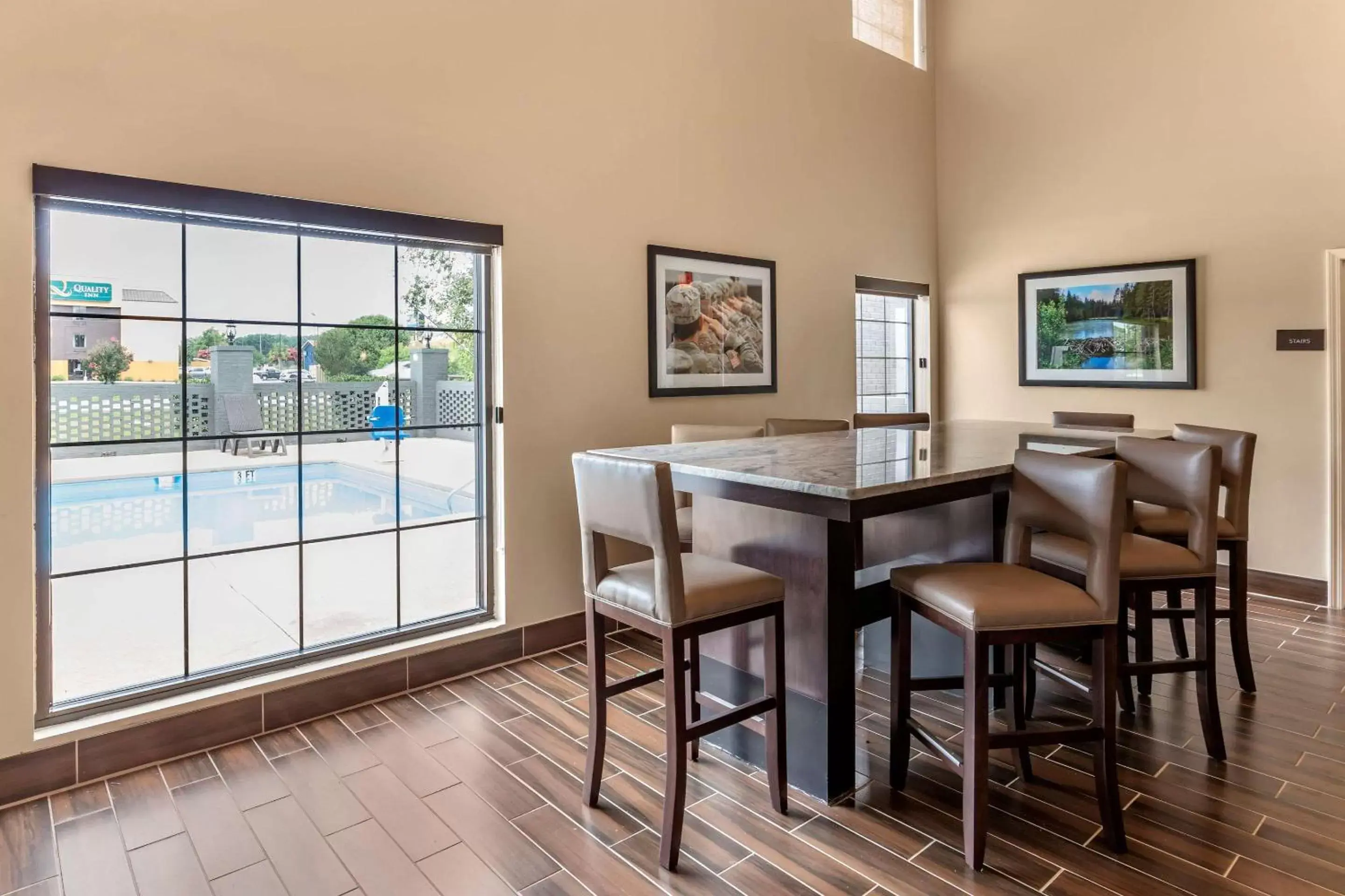 Restaurant/places to eat, Pool View in Comfort Suites near Camp Lejeune