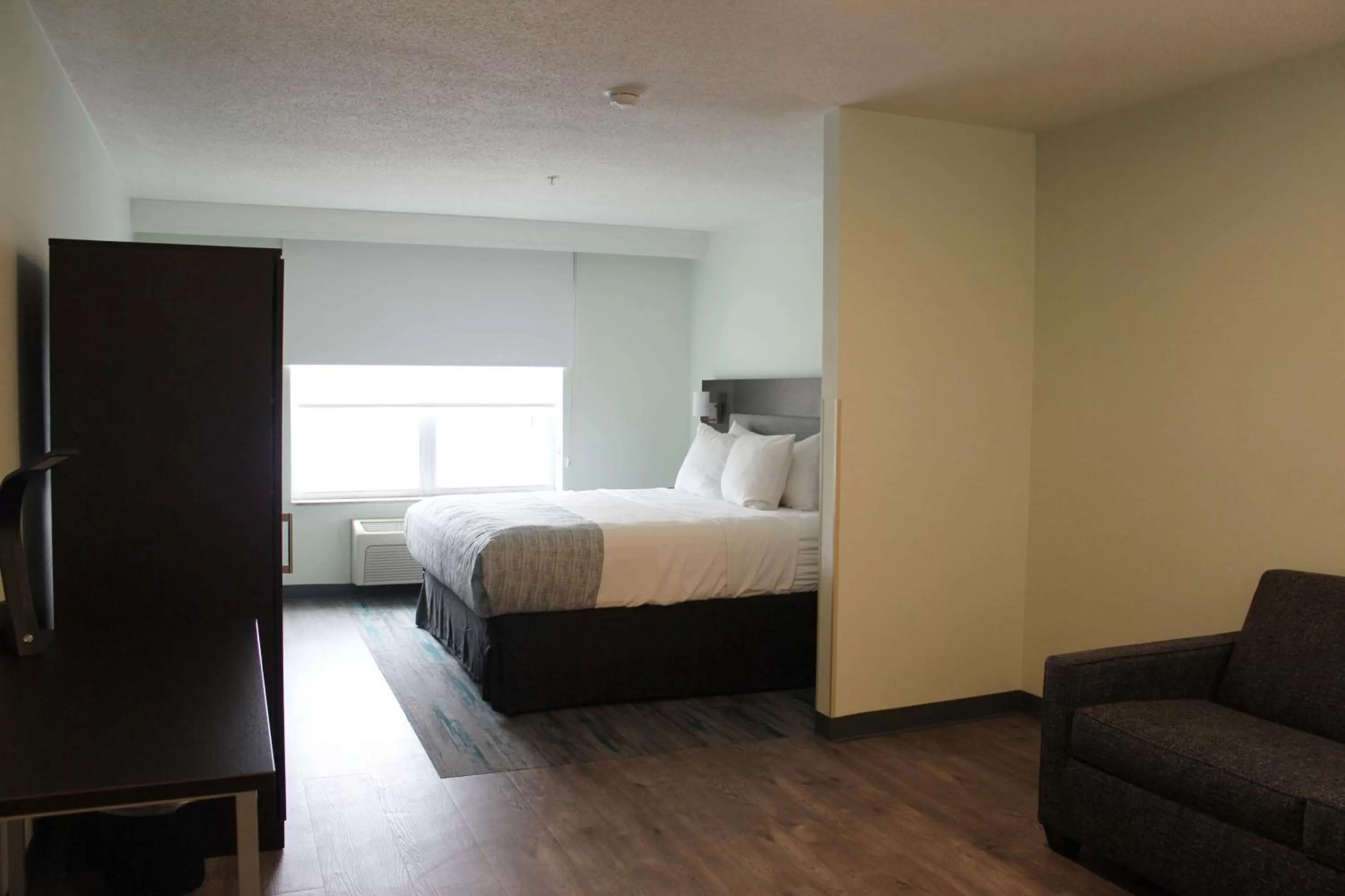 Photo of the whole room, Bed in Wingate by Wyndham Waldorf - Washington DC Area