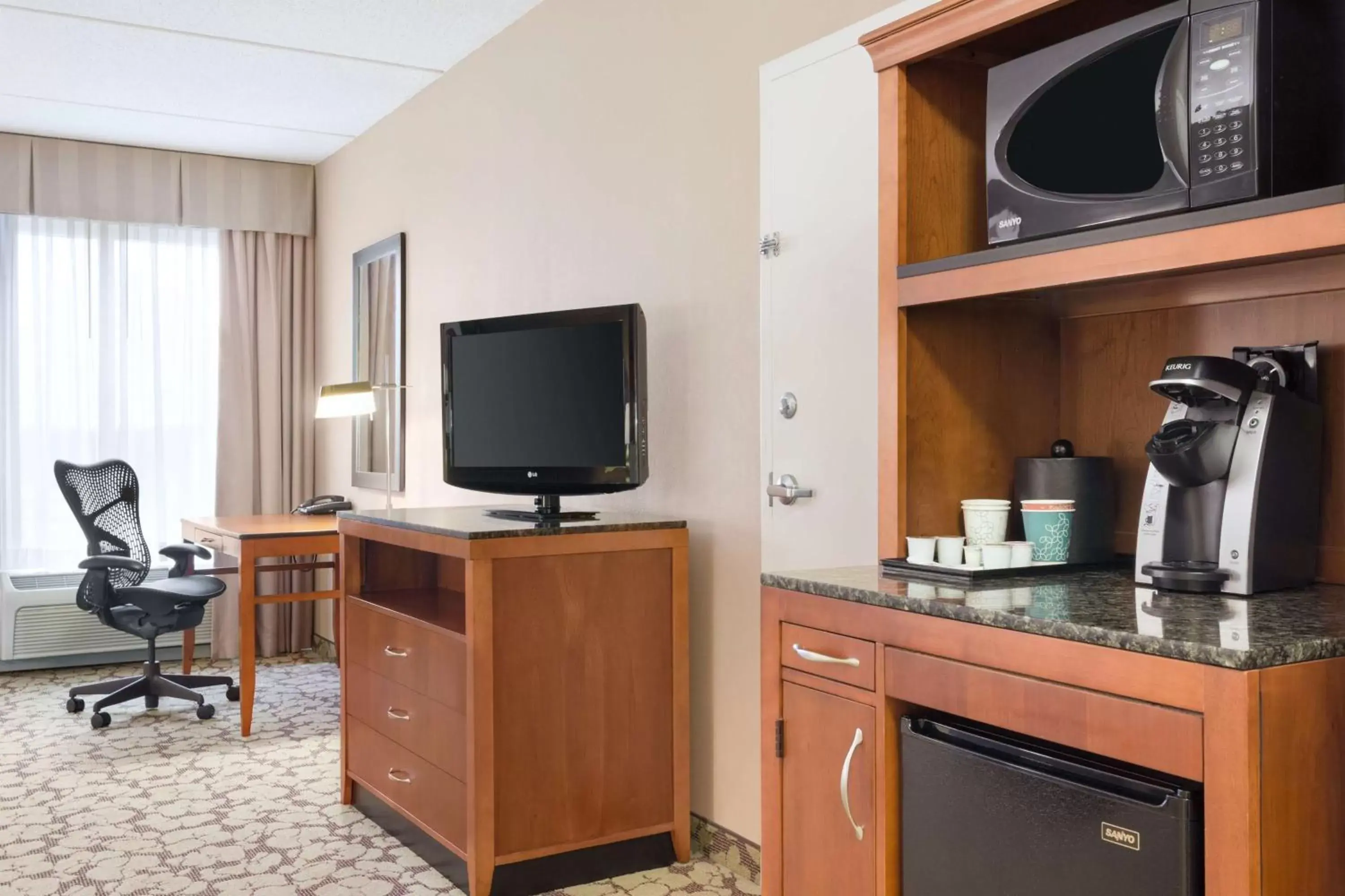 minibar, TV/Entertainment Center in Hilton Garden Inn Tuscaloosa