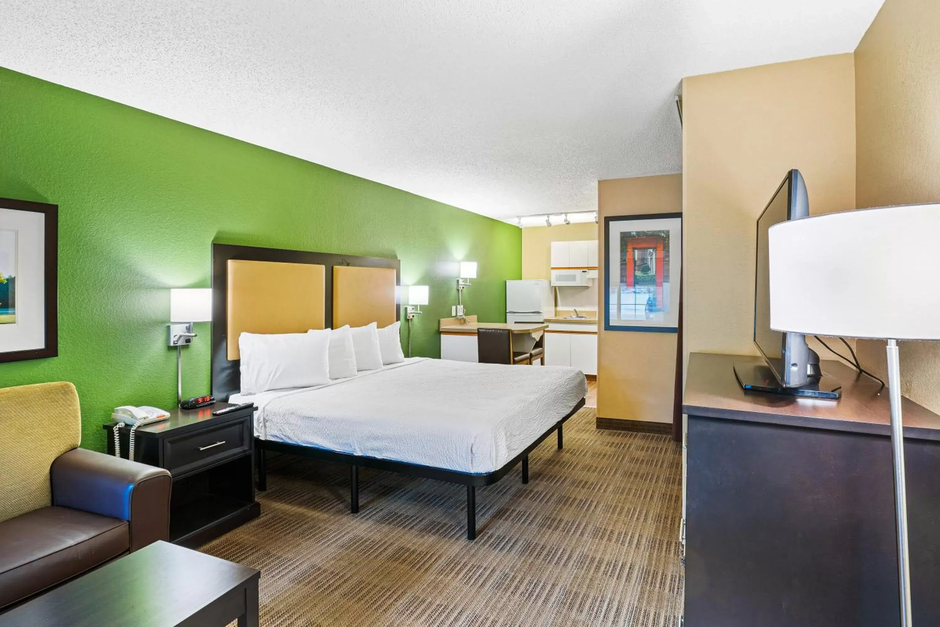 Photo of the whole room, Bed in Extended Stay America Suites - Washington, DC - Falls Church - Merrifield