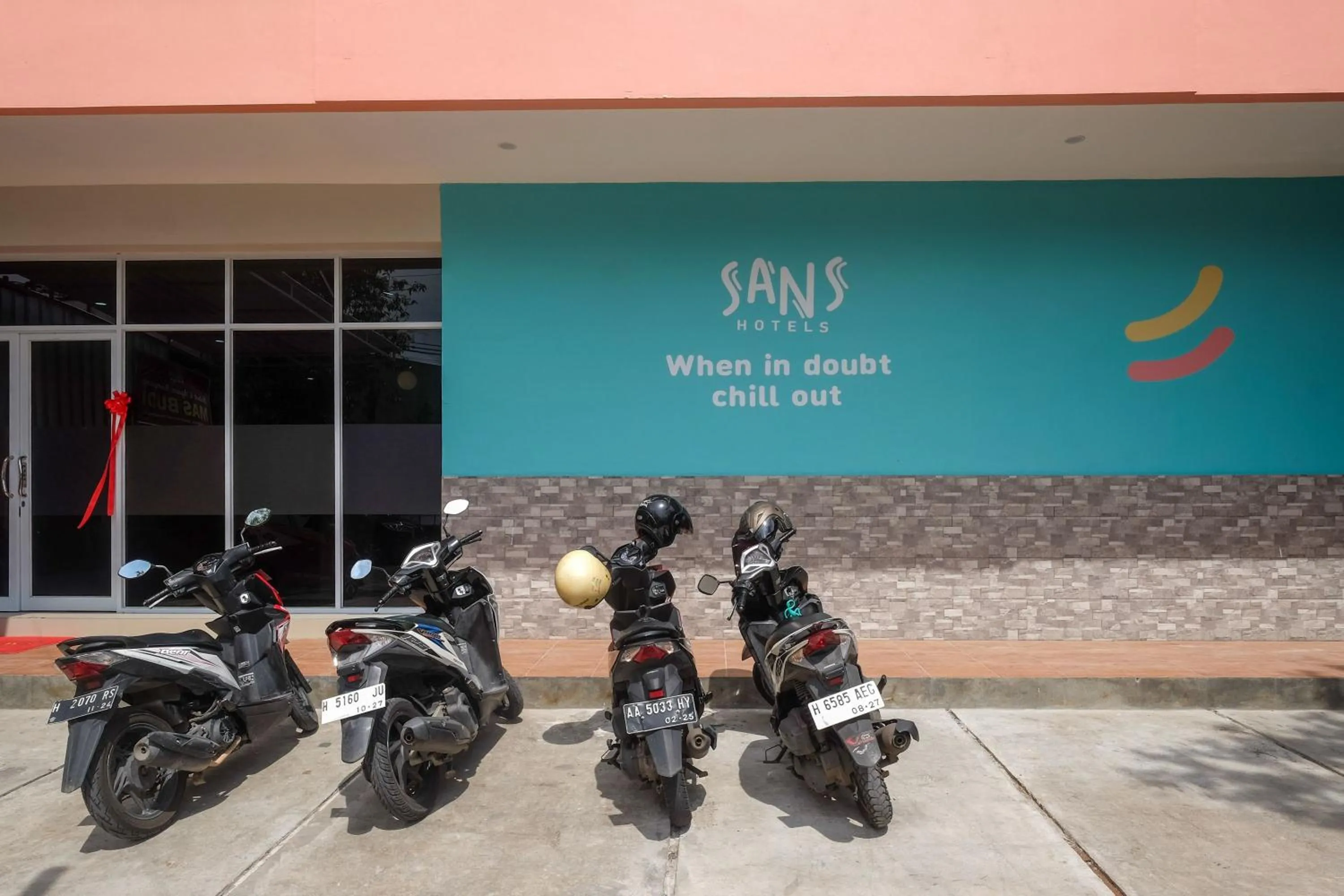 Parking in Sans Hotel Tiga Putri Semarang by RedDoorz