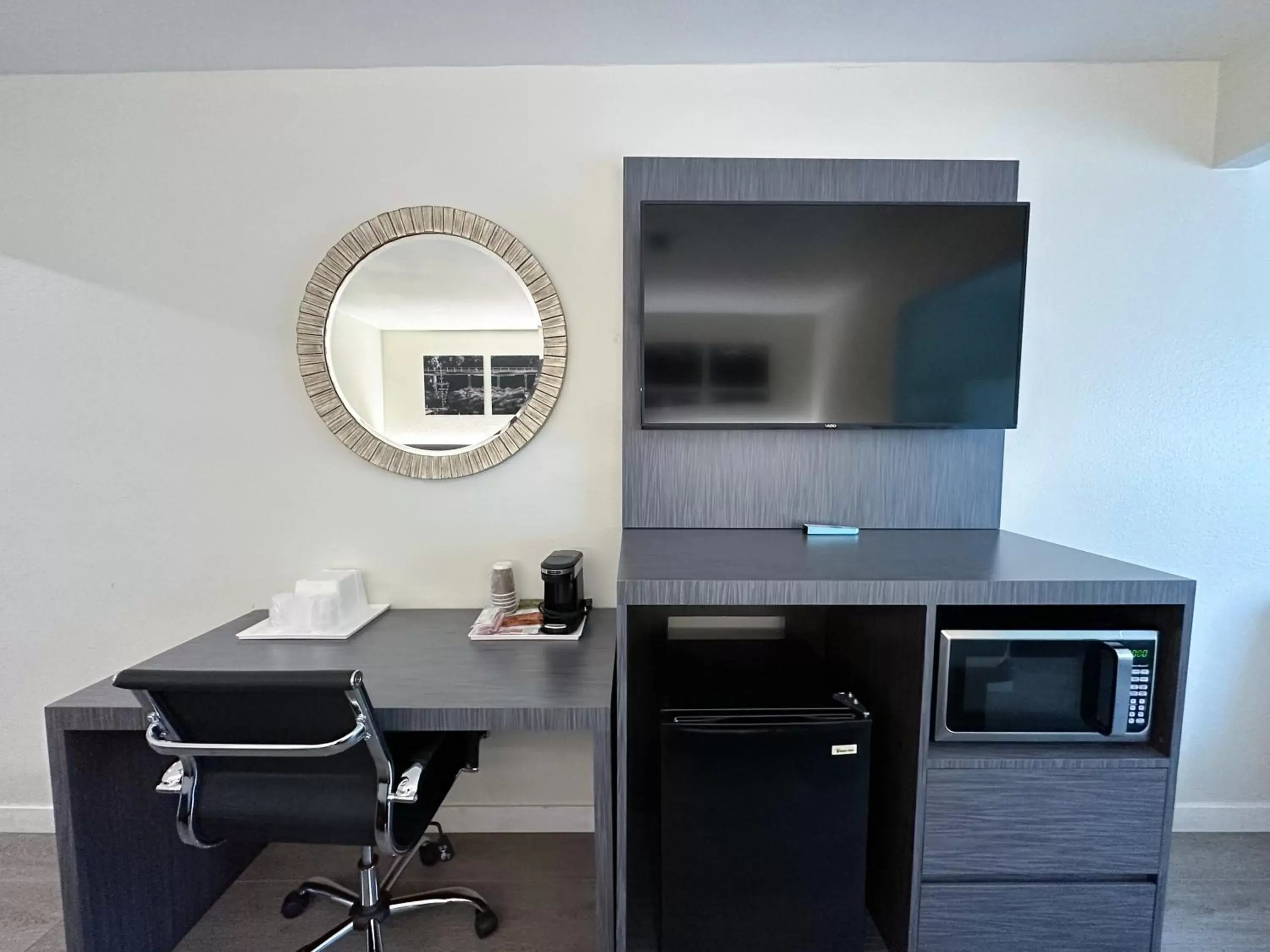 hair dresser, Kitchen/Kitchenette in Ramada by Wyndham Anaheim Convention Center