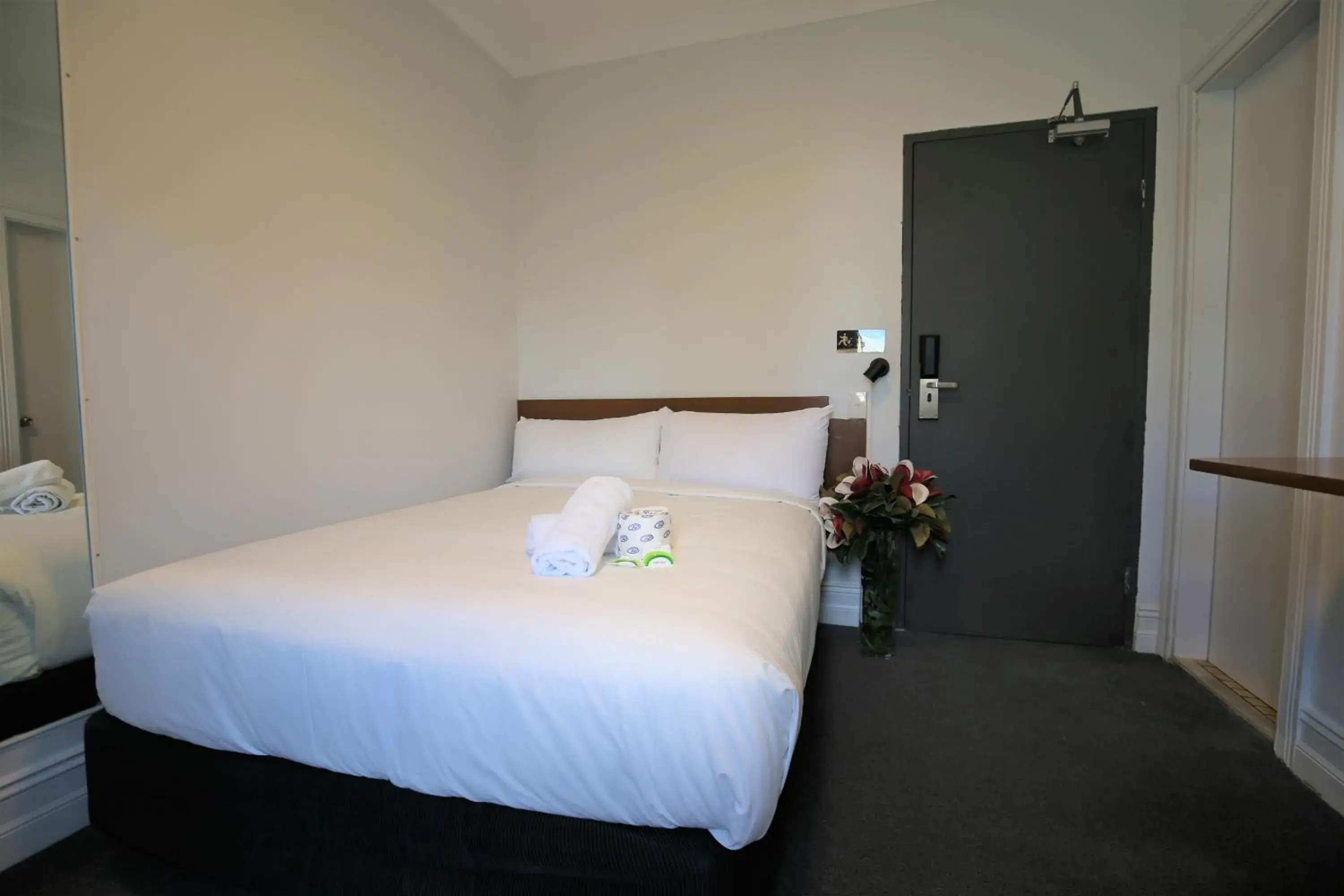 Photo of the whole room, Bed in Newtown Budget Hotel