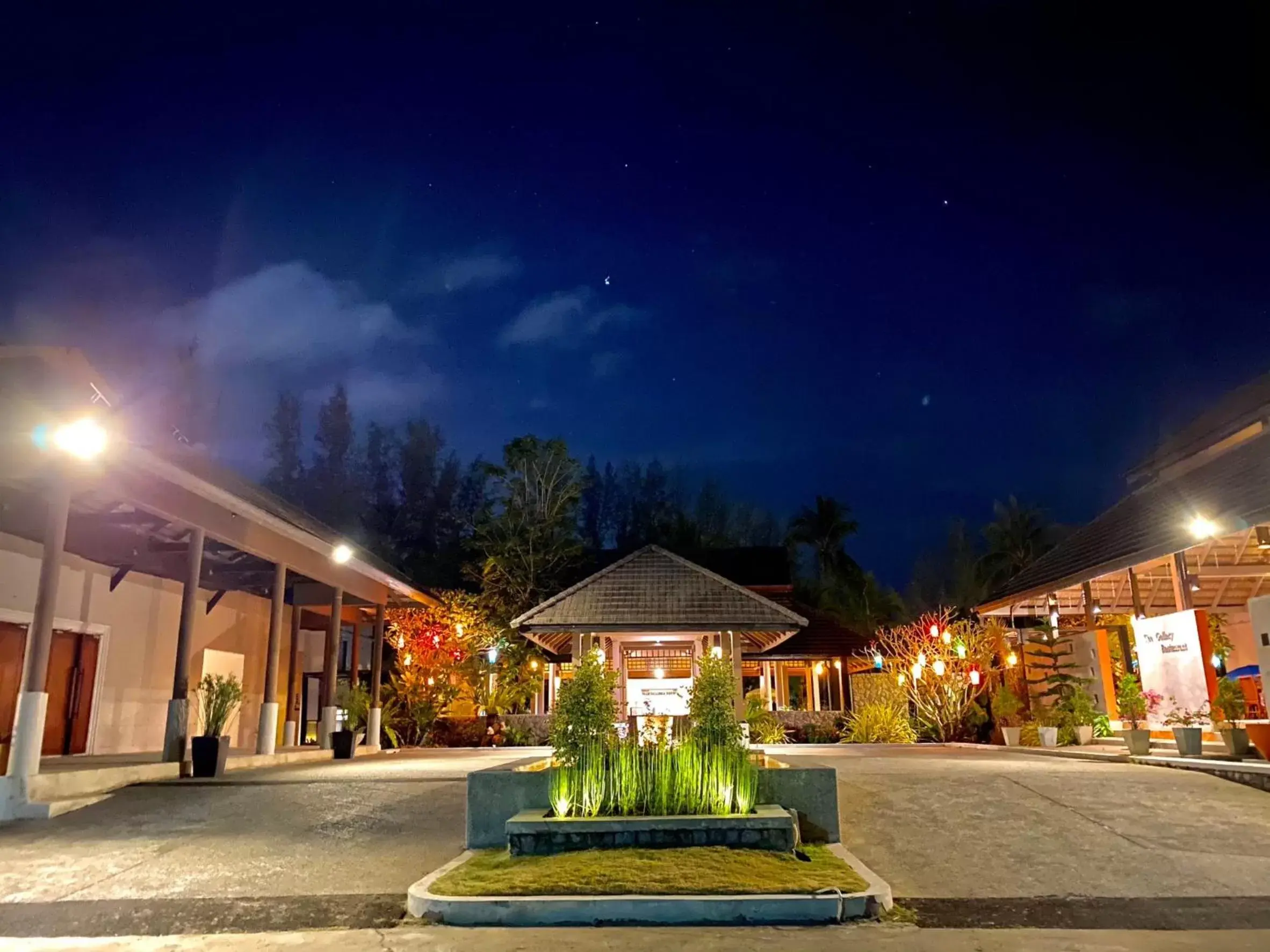 Facade/entrance in Palm Galleria Resort Facade/entrance in Palm Galleria Resort