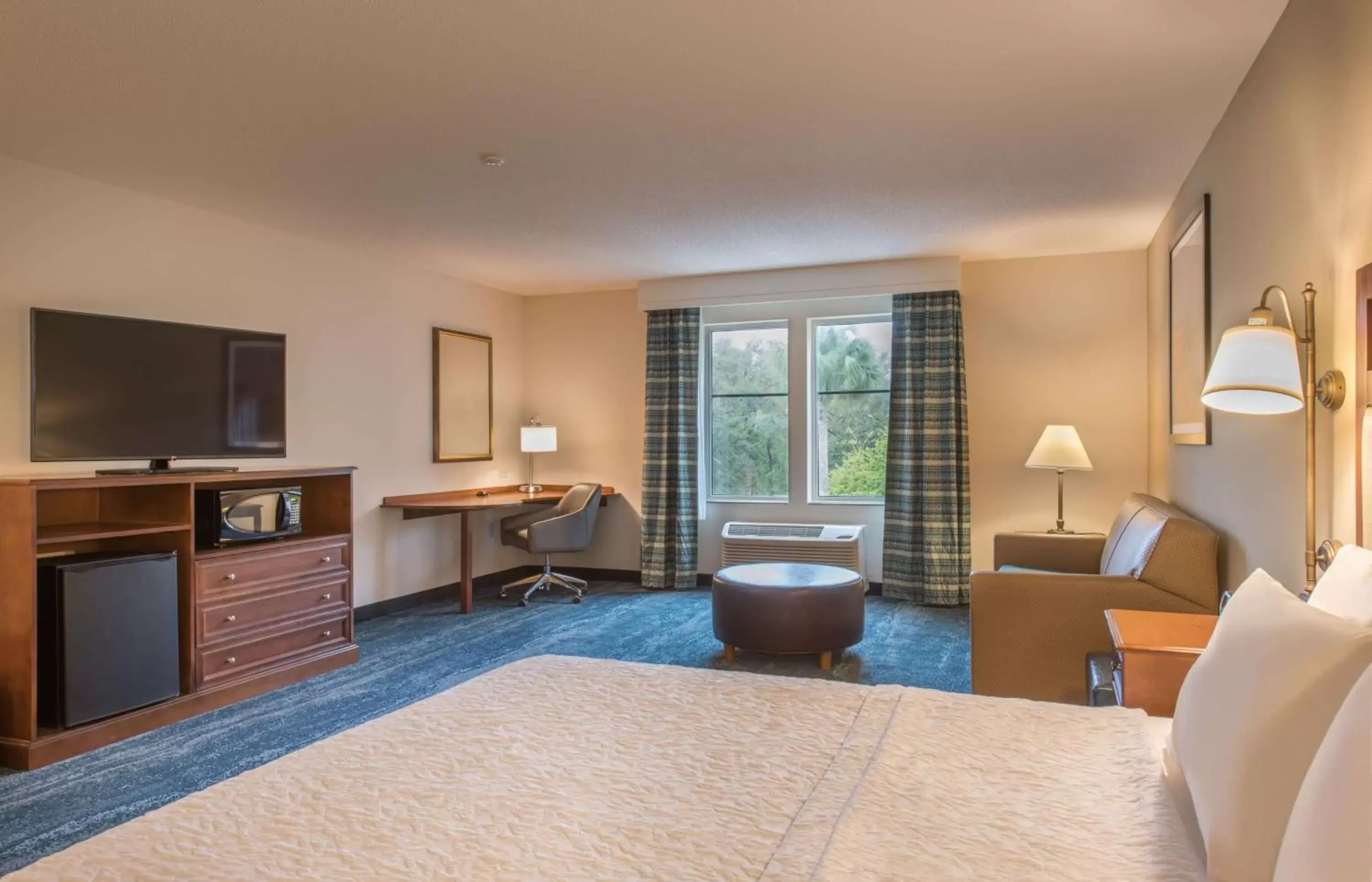 Bedroom, TV/Entertainment Center in Hampton Inn & Suites Jekyll Island