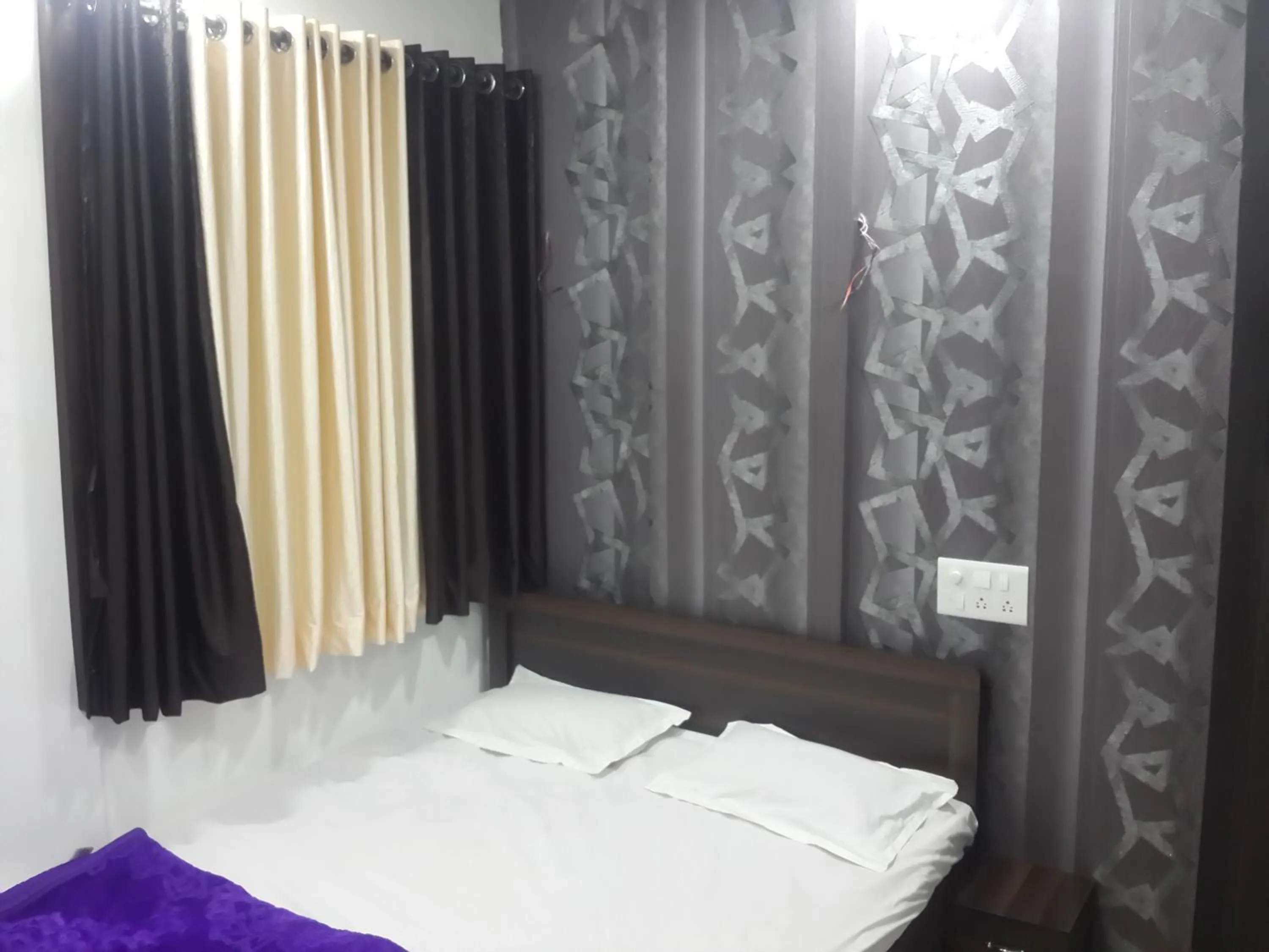 Bed in Hotel Holiday Era Opposite Railway Station