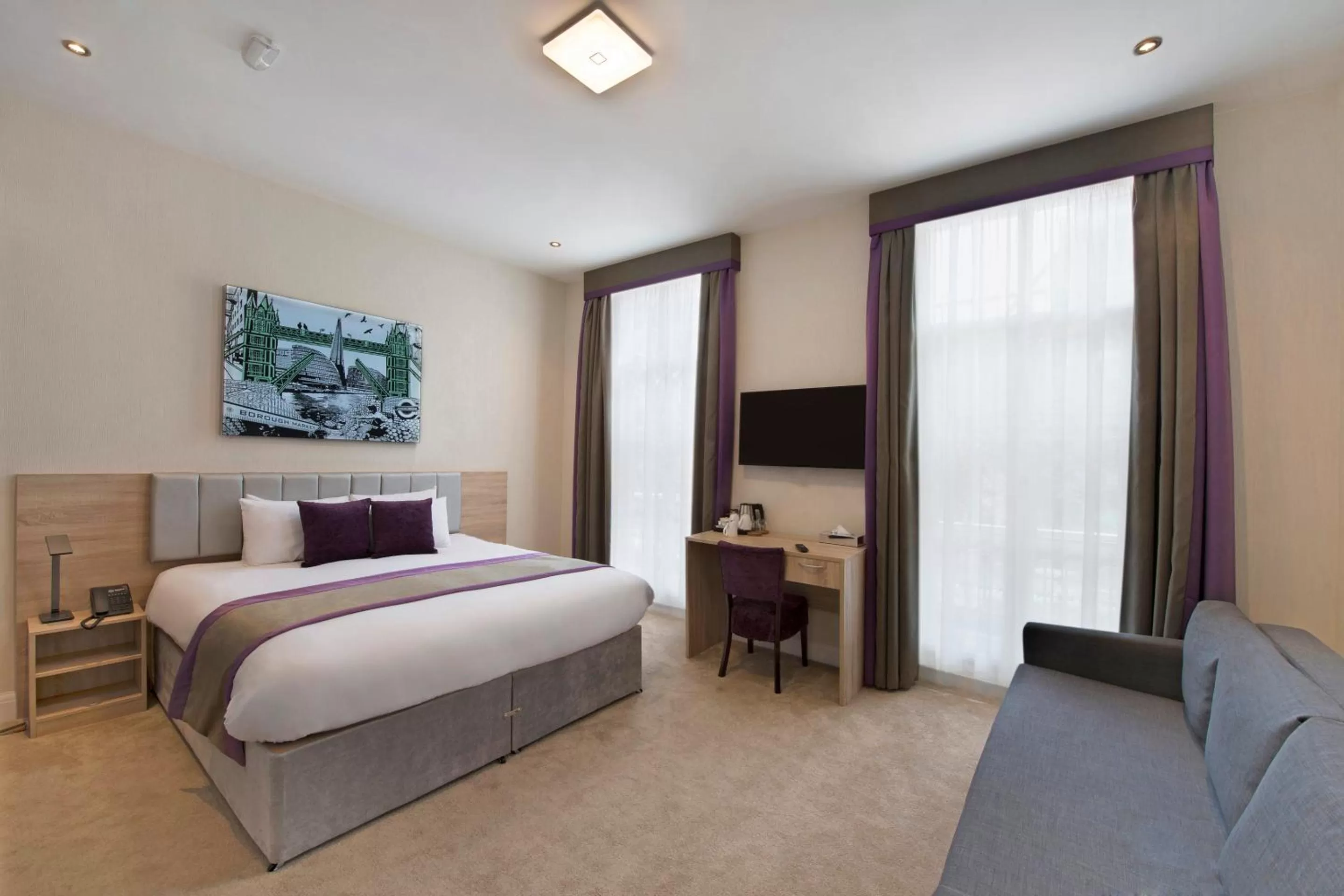 Deluxe Quadruple Room in OYO Townhouse 30 Sussex Hotel, London Paddington