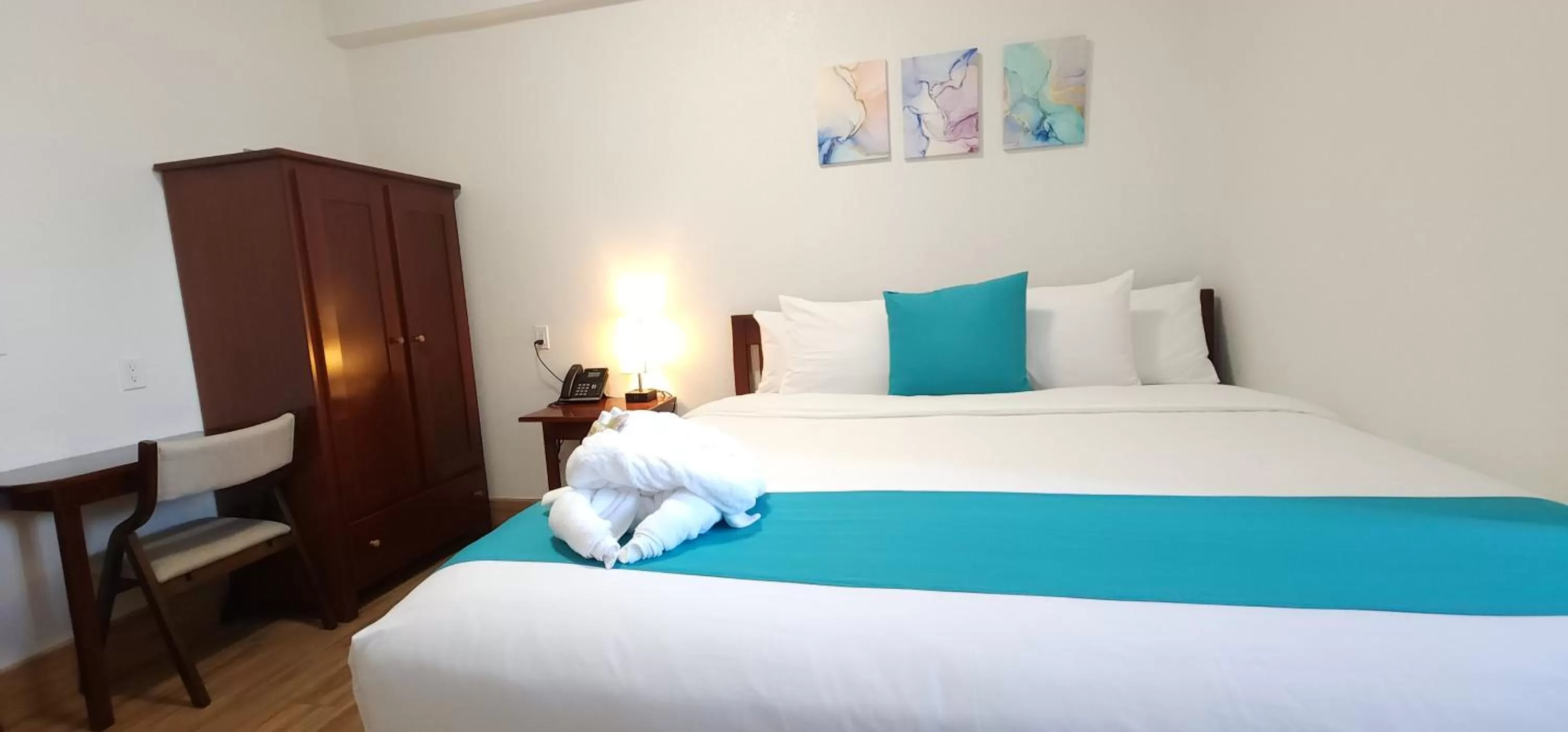 Bed in Voyager Sun & Reef Hotel