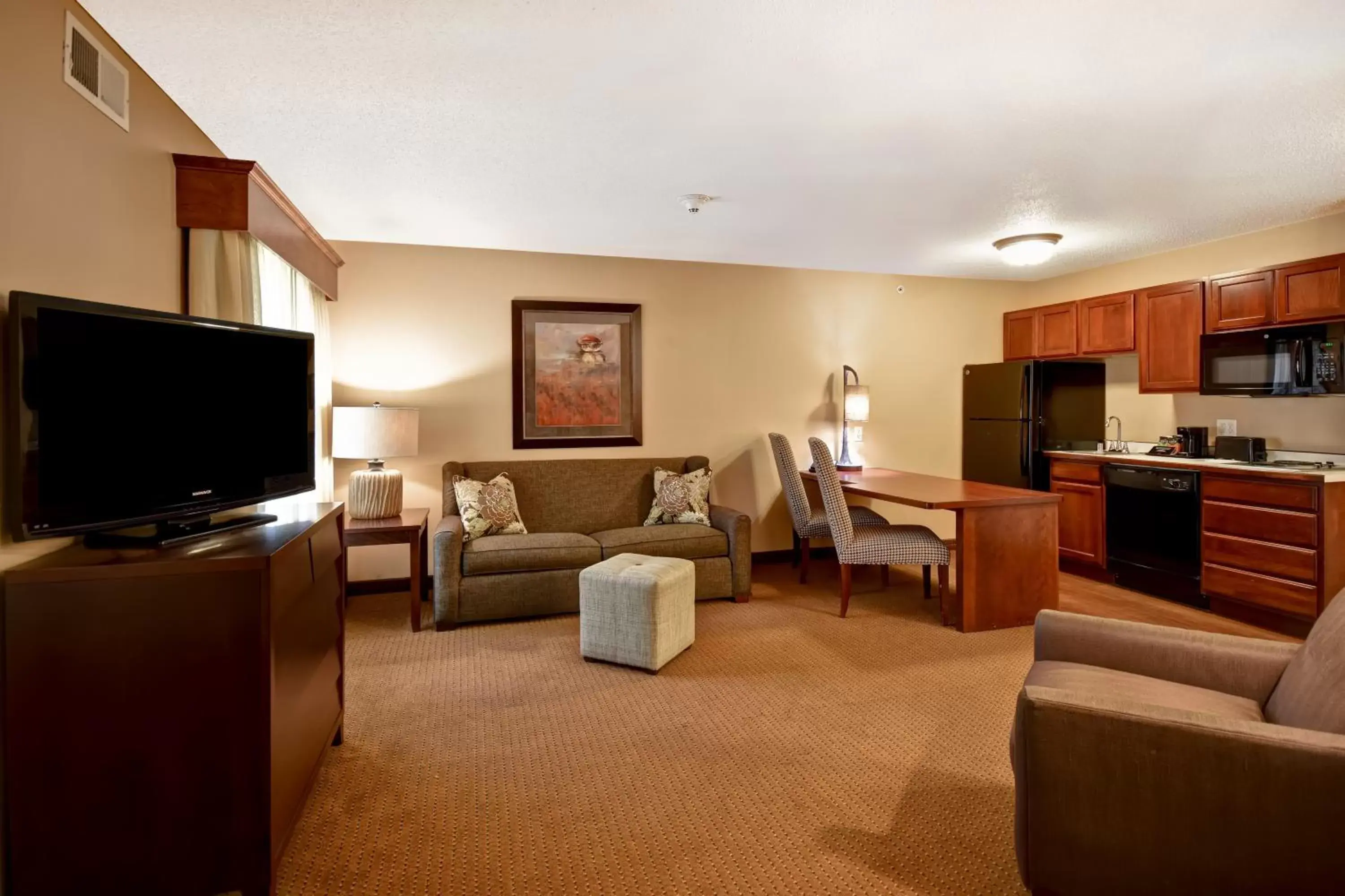 Living room, TV/Entertainment Center in GrandStay Hotel & Suites La Crosse