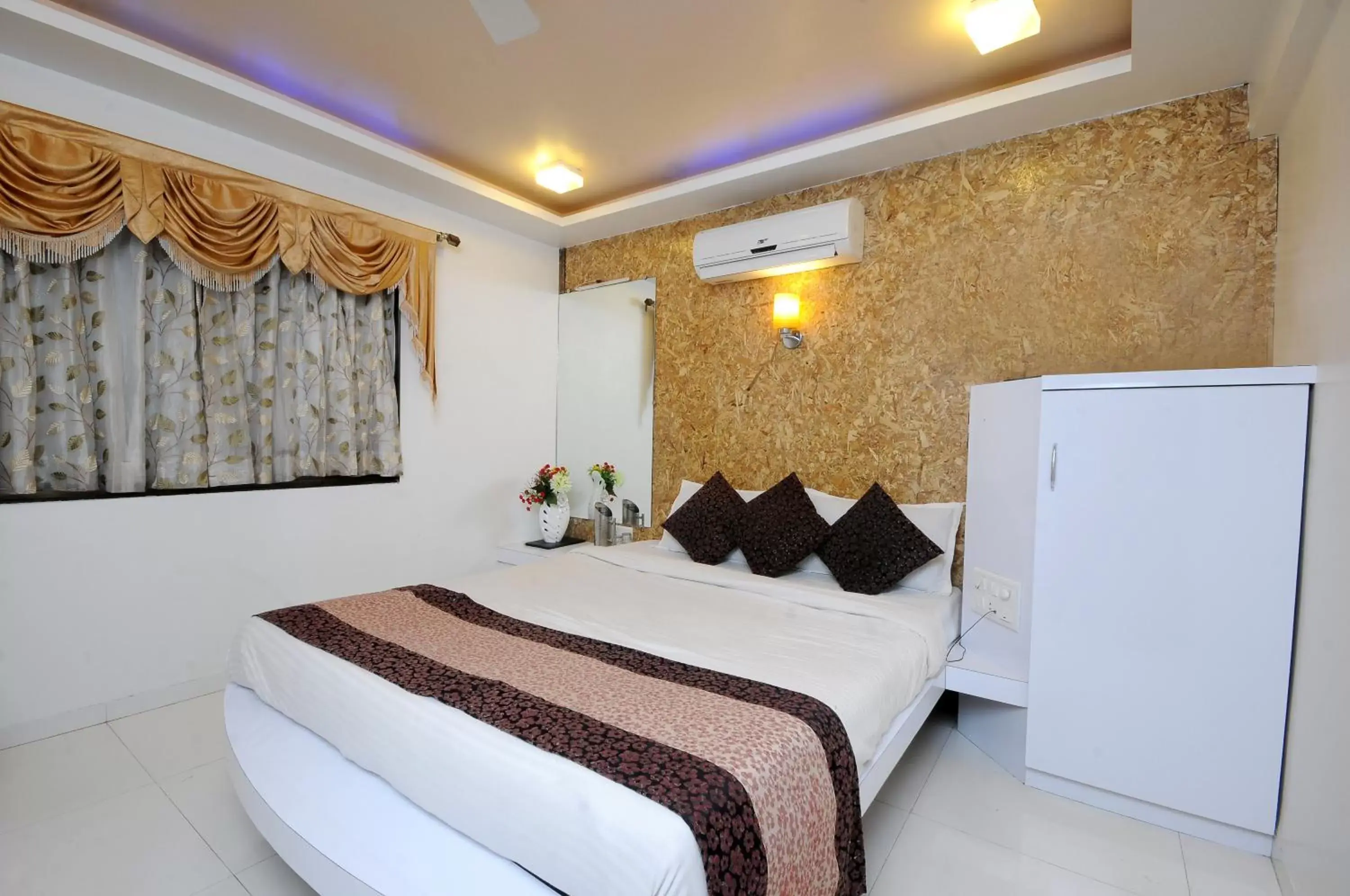 Bed in Hotel Vyankatesh & Pure Veg Restaurant
