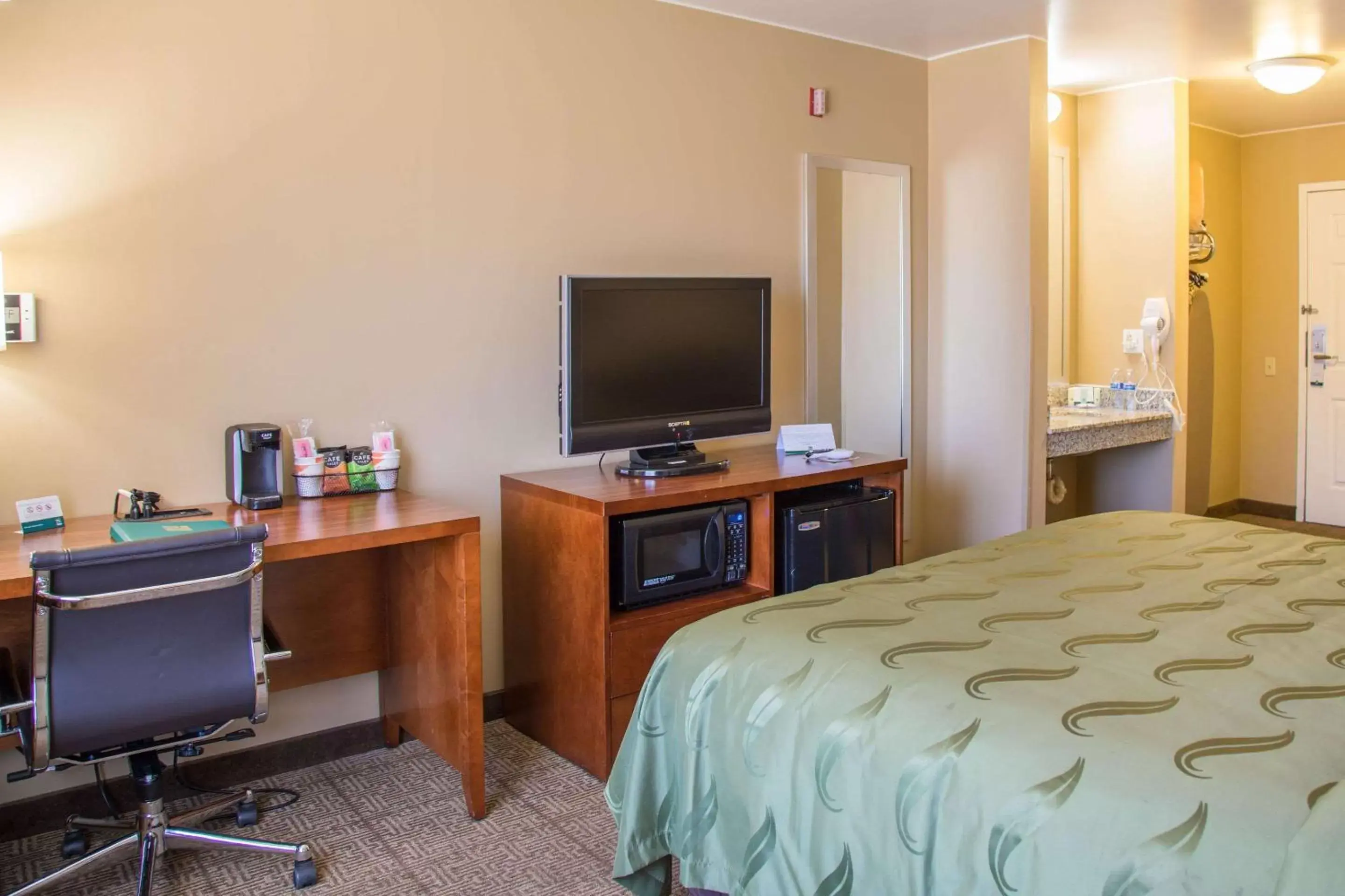 Photo of the whole room, TV/Entertainment Center in Quality Inn Merced Gateway to Yosemite