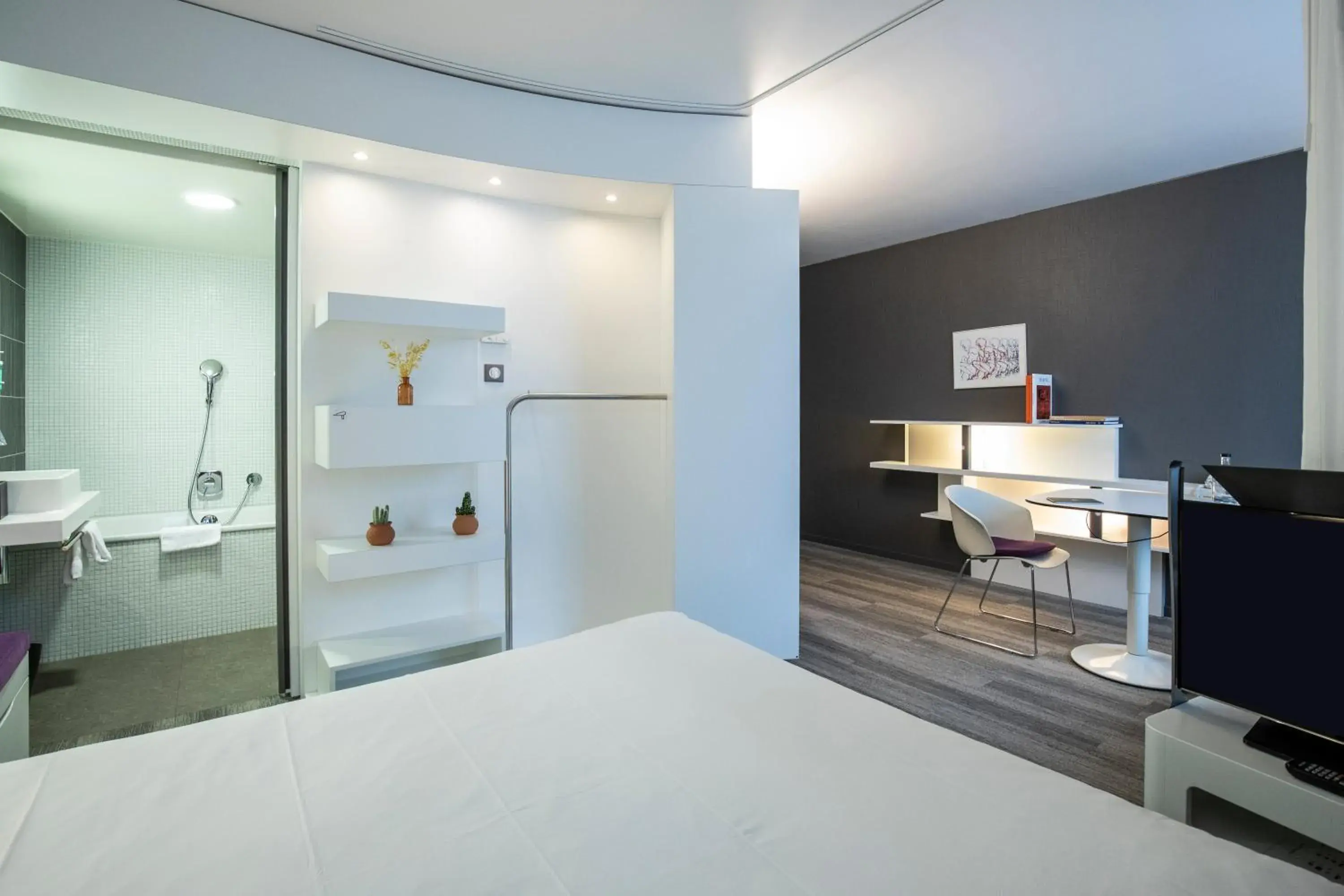 Bedroom, TV/Entertainment Center in Novotel Suites Luxembourg