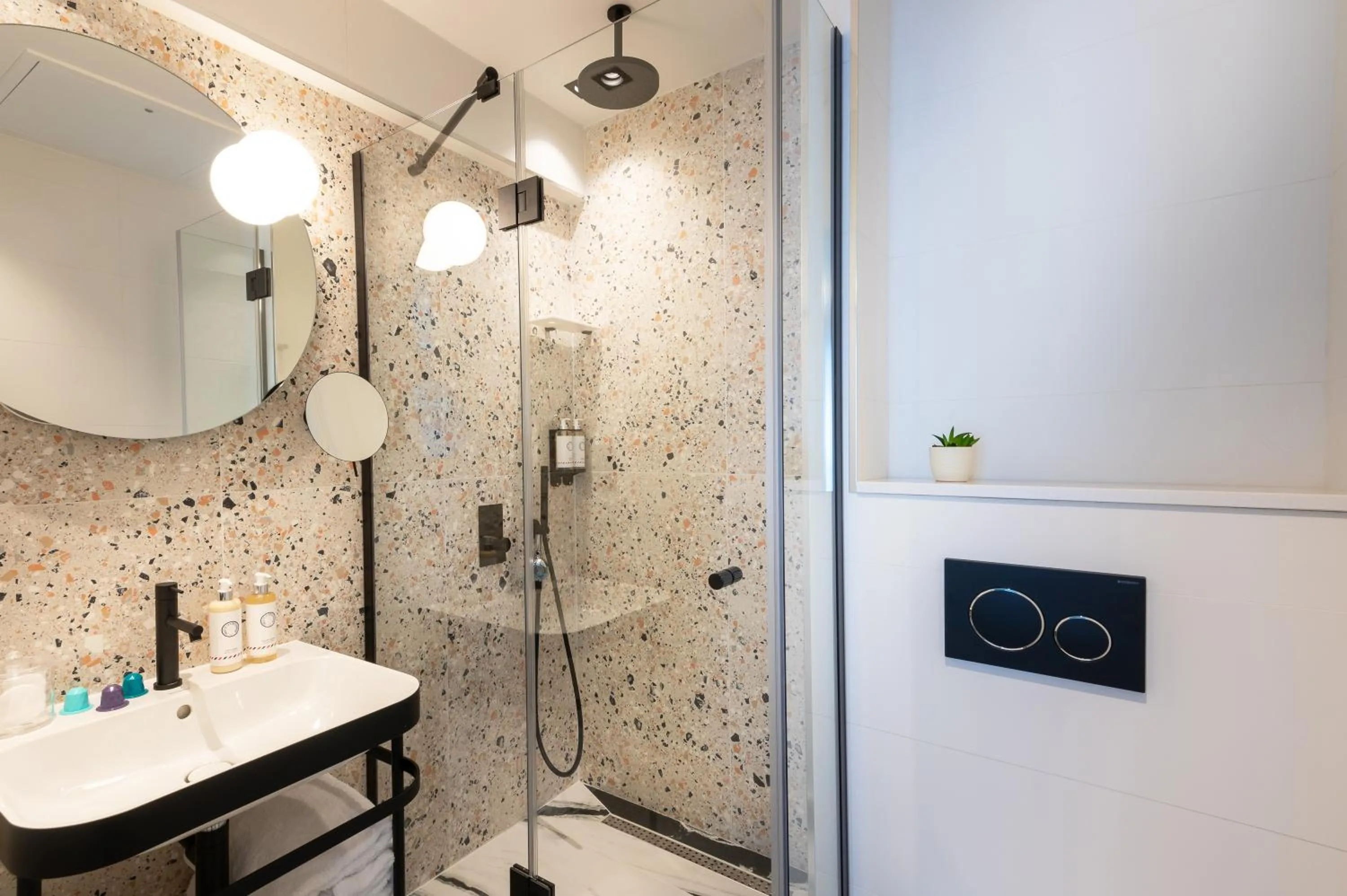 Bathroom in Hôtel Amoi Paris