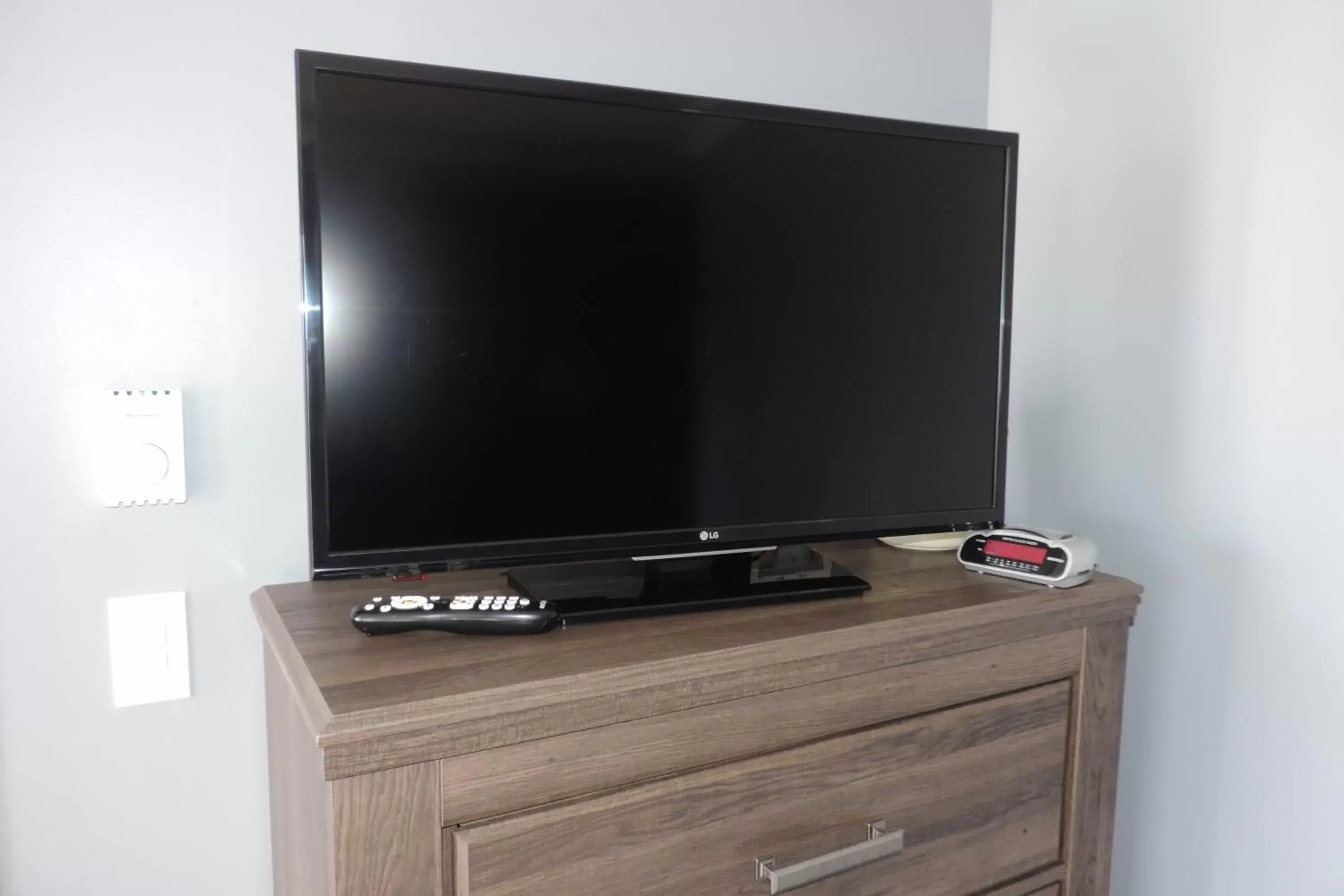 TV and multimedia, TV/Entertainment Center in North 99 Motel