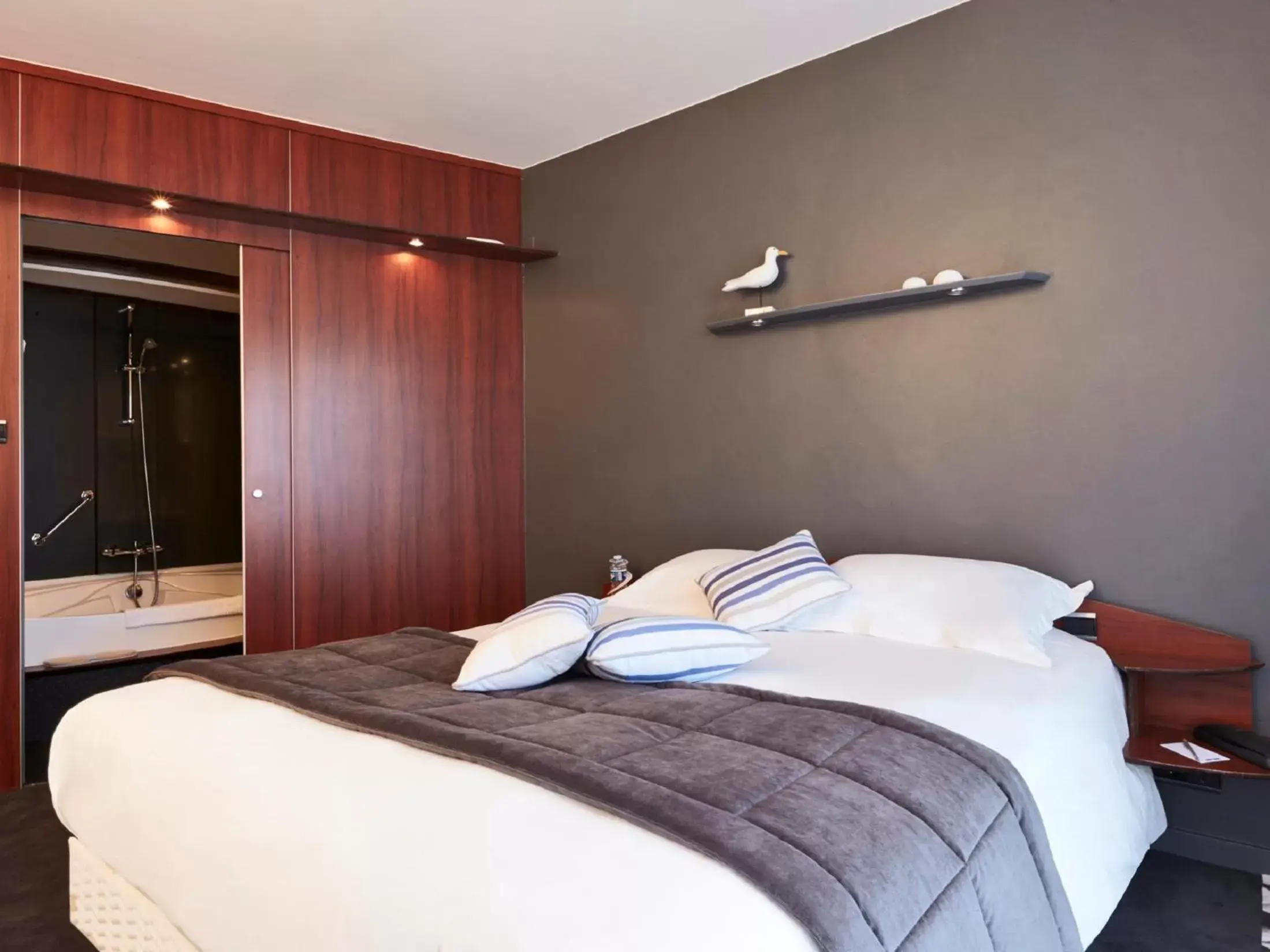 Bedroom, Bed in Kyriad Prestige Les Sables d'Olonne - Plage - Centre des Congrès