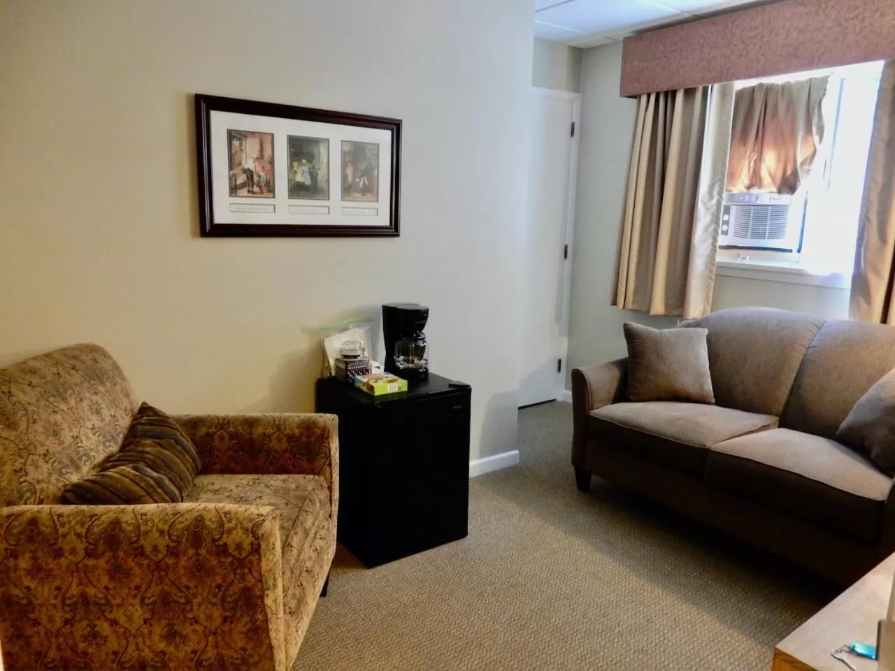 Seating Area in Garden Grove Retreat & Lodging near Pictured Rocks, Fayette, Trails