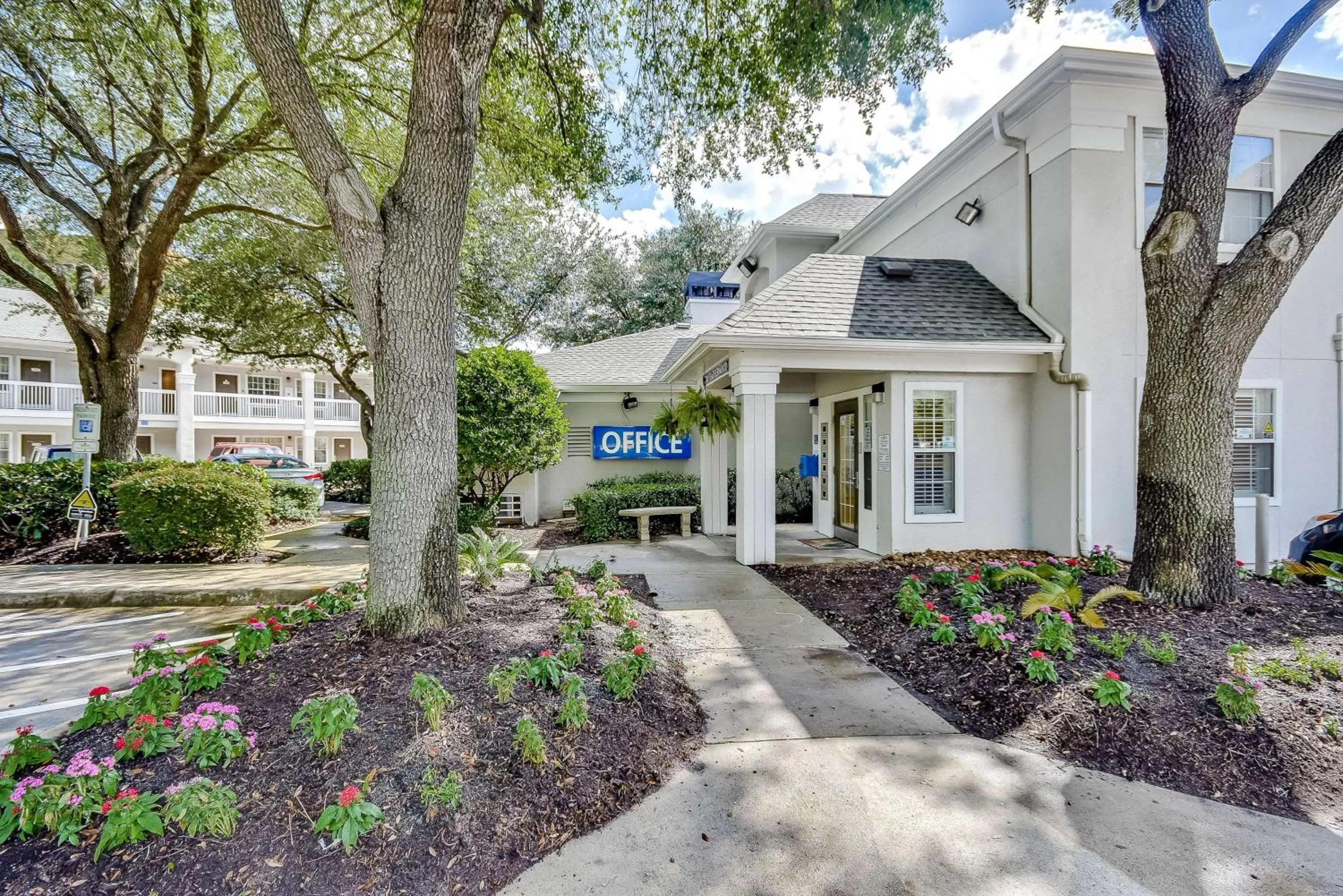 Property building in Studio 6-Houston, TX - Hobby South